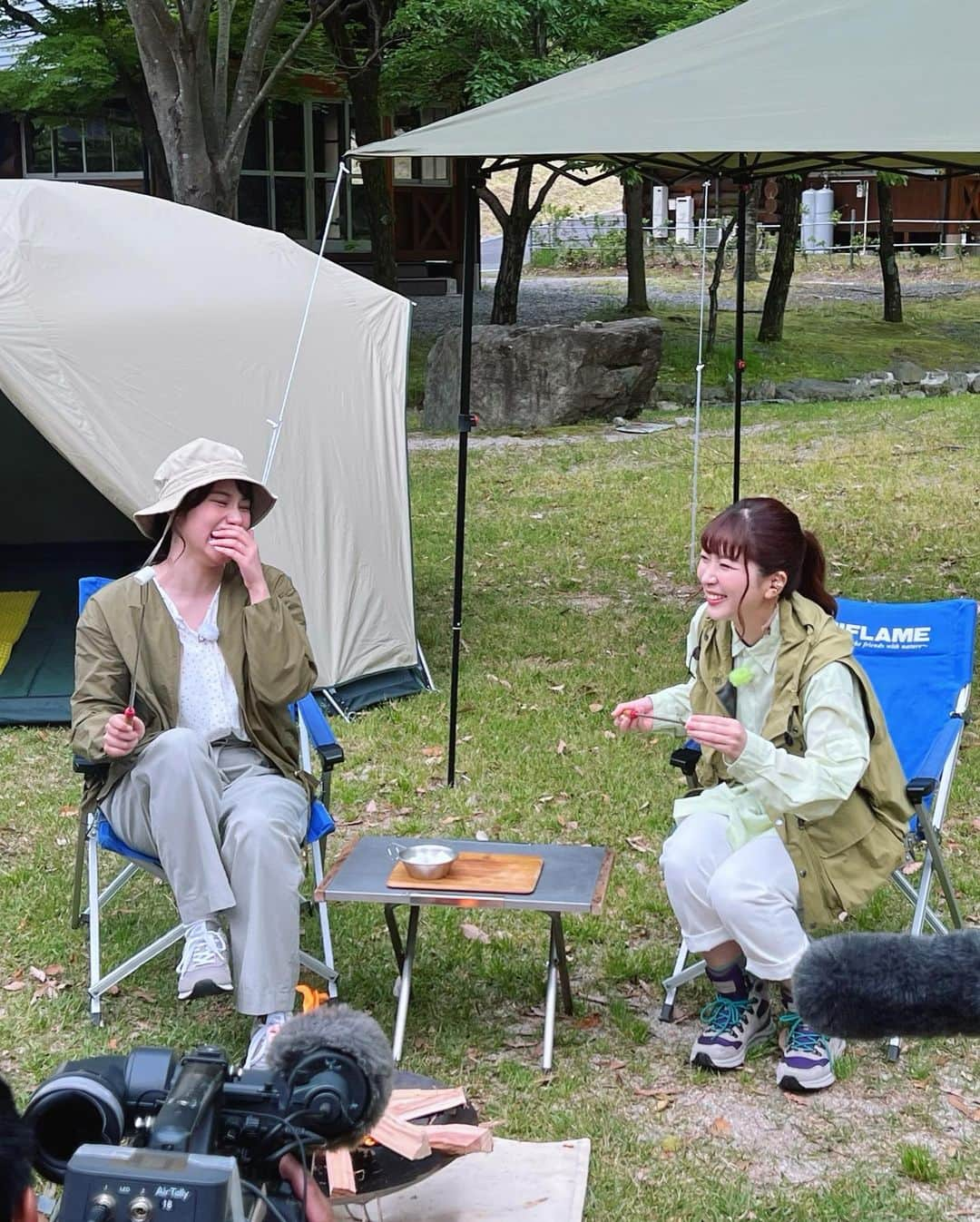 白井奈津さんのインスタグラム写真 - (白井奈津Instagram)「ななちゃんと青川峡キャンピングパークから生中継🏕️✨  朝からたっくさん笑いました‼︎ 可愛いさだけでなく人柄も本当に素敵なななちゃん🫶  楽しくて美味しい時間をありがとうございました🧡  青川峡キャンピングパークはすごく綺麗なキャンプ場で新しいのかと思ったら今年20周年なんですって👏  みなさまの想いとしっかりとした管理で 綺麗で快適なキャンプ場が守られているんだなぁと感動しました✨✨  キャンプグッズのレンタルも充実していて初心者にも優しいの嬉しい🏕️  ハピキャンチームの方に焚き火はスローで撮ると映えると教えてもらって 自分の動きまでスローにしてしまった動画が最後に👈  #メーテレ #ドデスカドようびデス  @dodesuka.doyoubi_official  #ななちゃん #安藤渚七 #なないろ天気 #青川峡キャンピングパーク #いなべ市 #ハッピージムビームキャンプ」5月13日 19時21分 - shirai_natsu