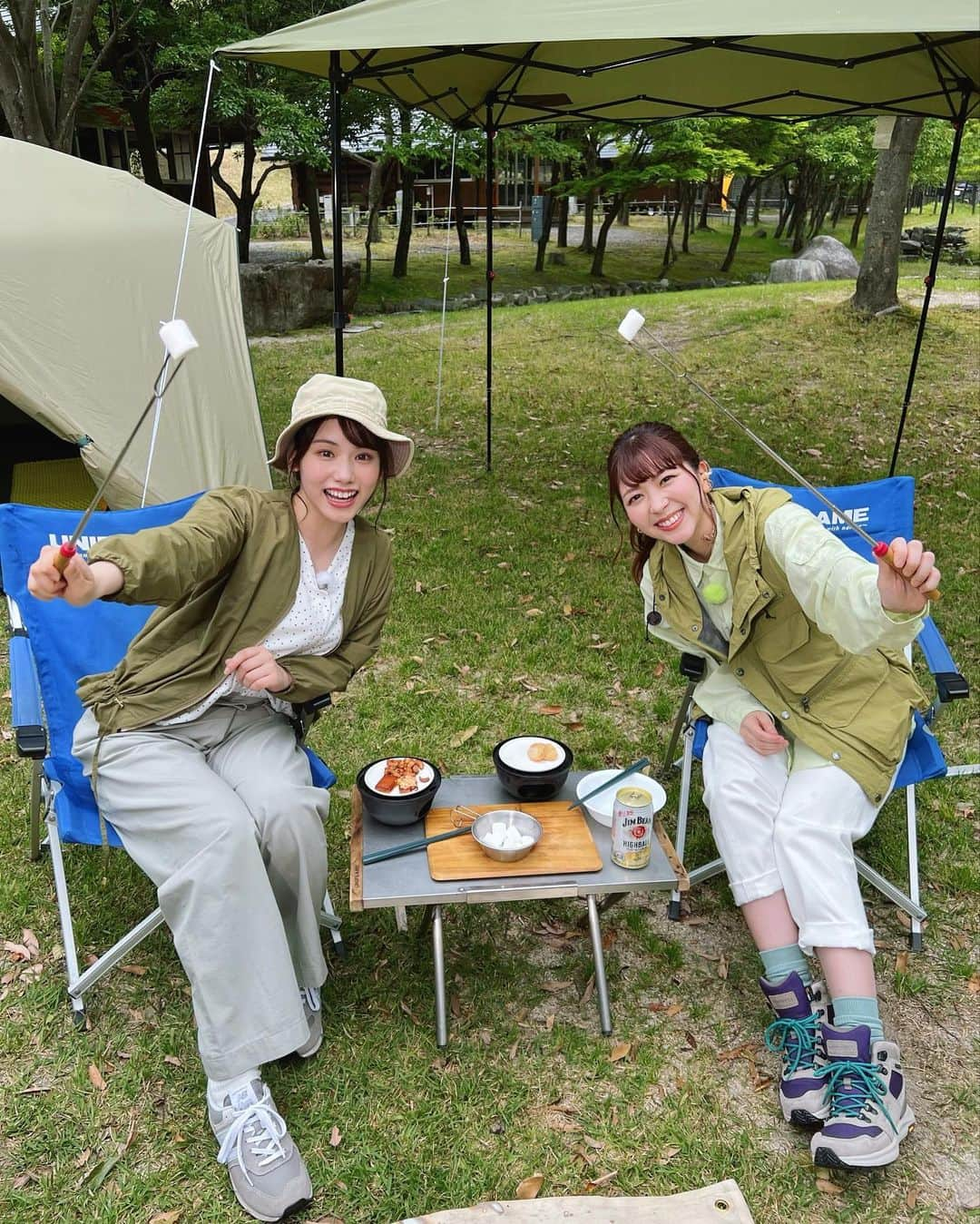 白井奈津のインスタグラム：「ななちゃんと青川峡キャンピングパークから生中継🏕️✨  朝からたっくさん笑いました‼︎ 可愛いさだけでなく人柄も本当に素敵なななちゃん🫶  楽しくて美味しい時間をありがとうございました🧡  青川峡キャンピングパークはすごく綺麗なキャンプ場で新しいのかと思ったら今年20周年なんですって👏  みなさまの想いとしっかりとした管理で 綺麗で快適なキャンプ場が守られているんだなぁと感動しました✨✨  キャンプグッズのレンタルも充実していて初心者にも優しいの嬉しい🏕️  ハピキャンチームの方に焚き火はスローで撮ると映えると教えてもらって 自分の動きまでスローにしてしまった動画が最後に👈  #メーテレ #ドデスカドようびデス  @dodesuka.doyoubi_official  #ななちゃん #安藤渚七 #なないろ天気 #青川峡キャンピングパーク #いなべ市 #ハッピージムビームキャンプ」