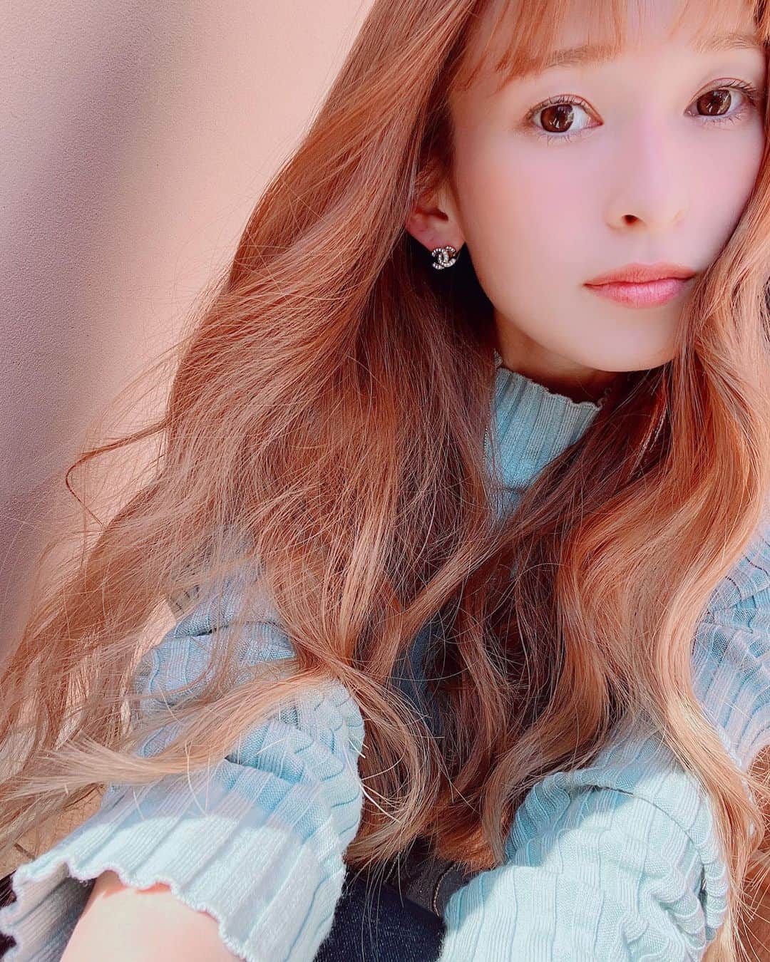 町田亜里香のインスタグラム：「ちょくちょくUPしていく📷𖤐ˊ˗ この前の髪伸びたなぁ、 この日はなんとなく 赤めのLip💄𓂃𓂂𑀀  #メイク　#ママメイク  #ナチュラルメイク #ママ」