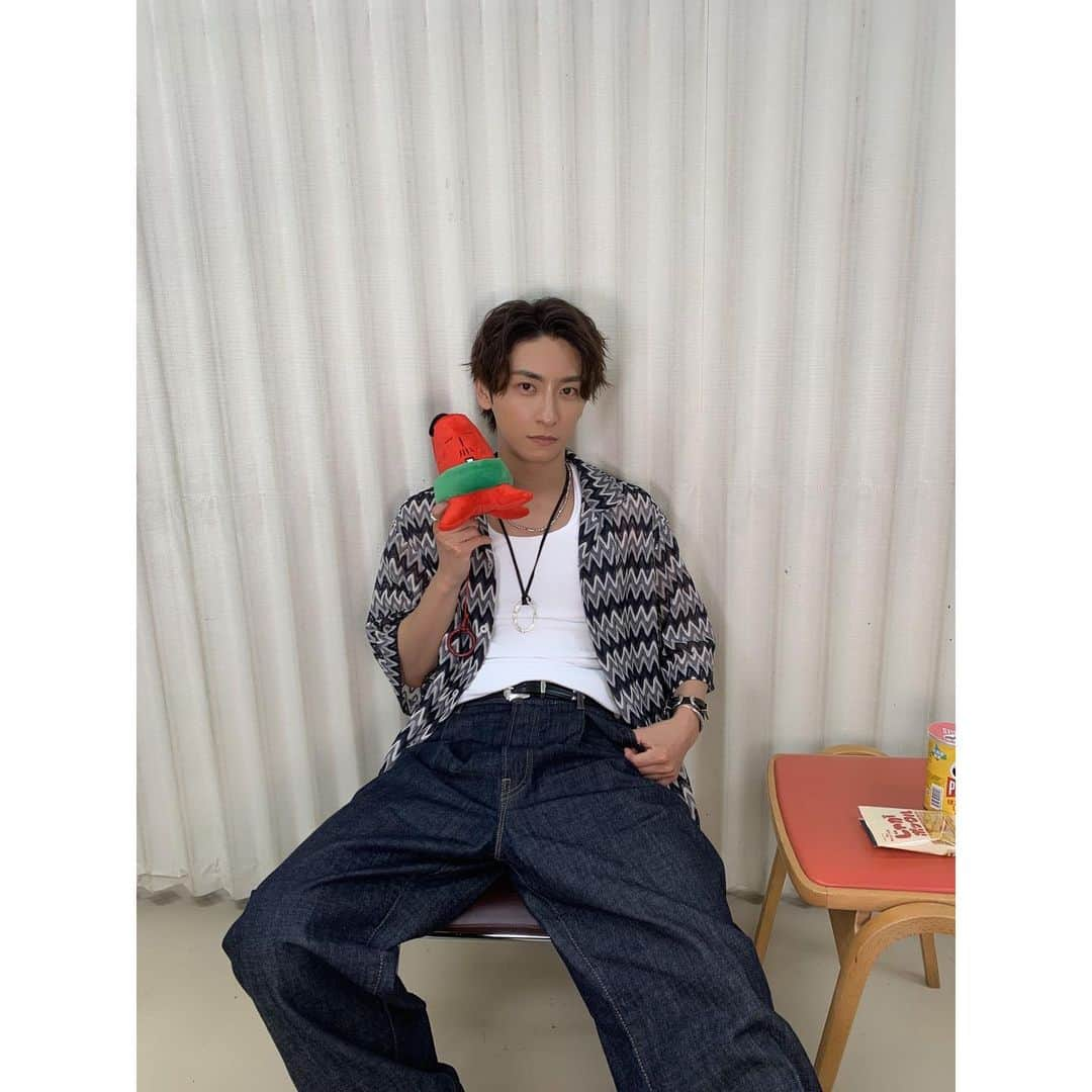 與真司郎のインスタグラム：「みなさん、こんばんは😃 カトシバです👍  北海道公演にお越しいただいたみなさま、 ありがとうございましたー😆  次は、福岡公演です🥺 会場でお待ちしております🫡  #與真司郎 #SHINJIROATAE #カトシバメセン #TS2023 #テレビ父さん #壁ドン #写真を見ているだけでニヤニヤしちゃう #透け透け」