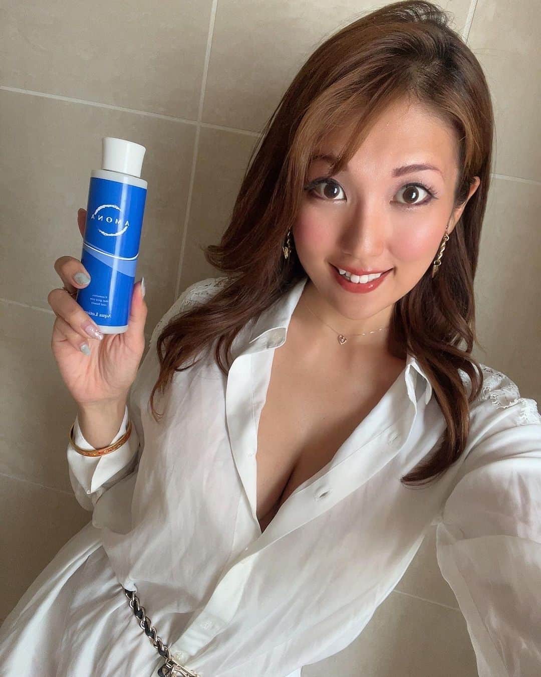 神谷麻美さんのインスタグラム写真 - (神谷麻美Instagram)「#anoma のヒト幹細胞の#化粧水 だよ💖🥰💖✨️  肌モチっとする💖🥰💎💖✨️  美容保湿有効成分の吸収を促進し、お肌が鍛えられ、より良い状態に変えていく効果が期待され、健やかな肌サイクルへ導いてくれる💕みたい👼🏻🌈💖✨️  @amona_official #PR」5月13日 19時26分 - asamice428