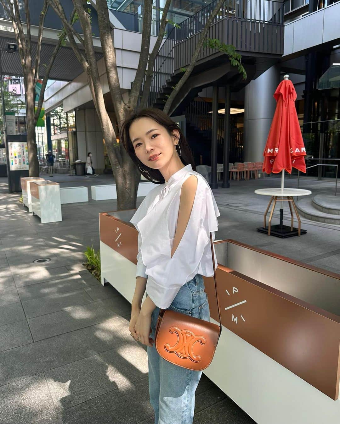 宮所舞のインスタグラム：「. この間ストーリーに載せたら 沢山メッセージいただいていた、 @lephil_official のブラウス🩵🩵  肩のスリットで程よく肌見せできて 柔らかい生地感で女性らしさも😚 これからの季節にぴったりでお気に入り。  他にも可愛いお洋服がいっぱいな、 LE PHILLのサマーコレクションが試着できる POPUPが5/19〜21の3日間、 大阪うめきたSHIPホールで開催されるみたい✨  可愛い夏服ゲットしに行きたいな🌞💨#dkr服」