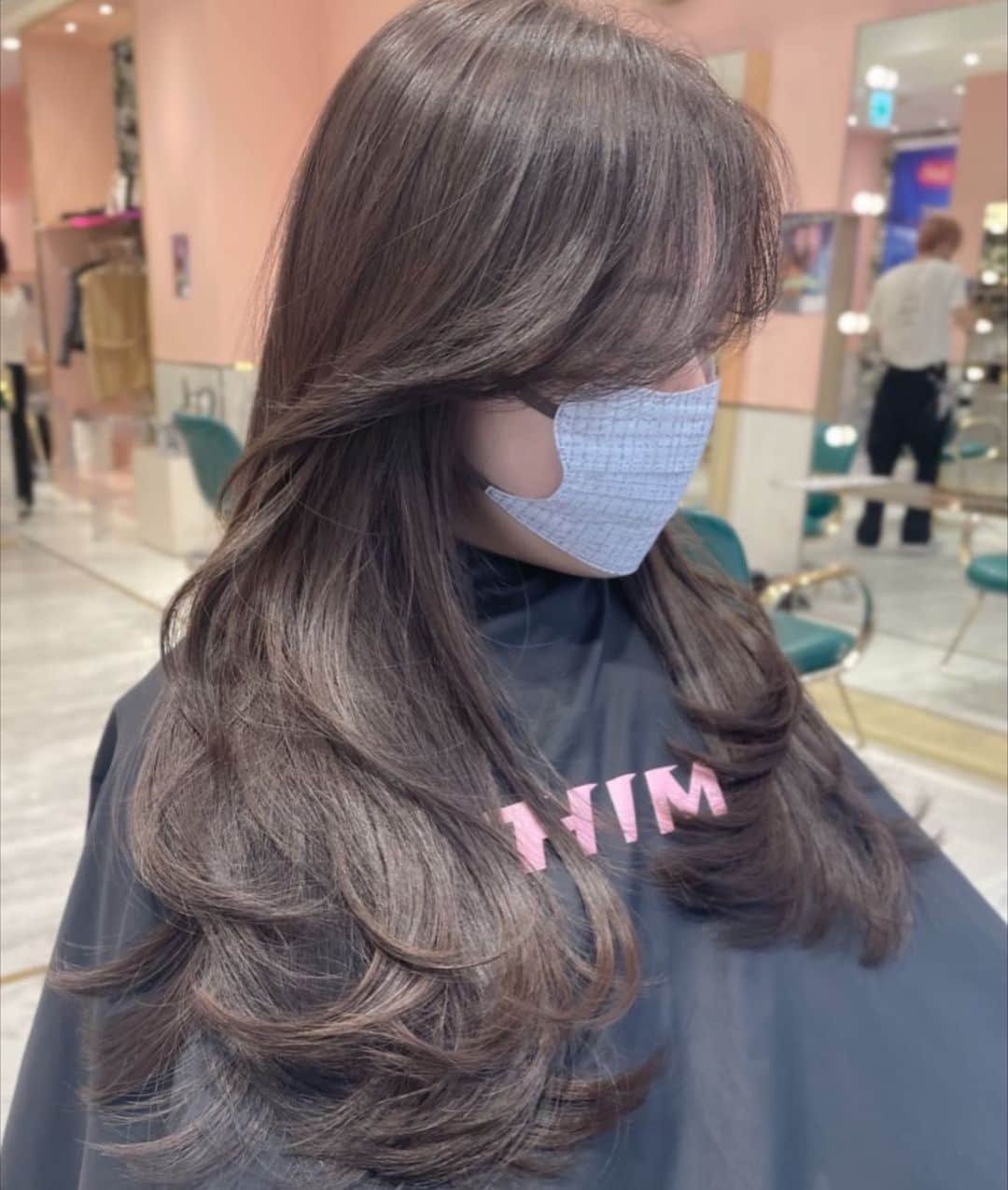 原涼香のインスタグラム：「大人気グレージュ🩶 黄味を抑えた透明感たっぷりカラー✨ ㅤㅤㅤㅤㅤㅤㅤㅤㅤㅤㅤㅤㅤ おすすめmenuは ☑︎カット ☑︎プレミアムケアカラー ☑︎バイカルテトリートメント です♡ ㅤㅤㅤㅤㅤㅤㅤㅤㅤㅤㅤㅤㅤ #SHIMA#韓国ヘア#韓国スタイル#レイヤーカット#ワンホンヘア#ワンホン#ダークトーン#網紅#初カラー#暗髪#ベージュカラー#ラベンダーカラー#グレージュ#オリーブカラー#透明感カラー#銀座美容院#銀座美容室#美容師#시스루뱅#레이어드컷#koreanhair」