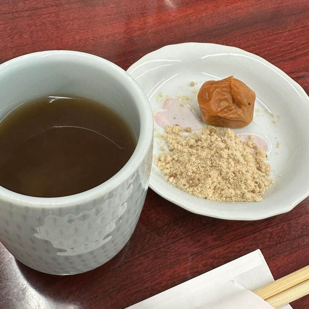 伊達公子さんのインスタグラム写真 - (伊達公子Instagram)「人参ジュース断食 4日目 人参ジュースを飲んだ後の楽しみ！ 梅干しに黒糖 ほうじ茶に梅干しと絞り生姜を入れて3杯は毎食後(人参ジュース後)飲んでるなぁ。  #伊達公子 #kimikodate  #テニス  #テニスプレイヤー #tennis  #tennisplayer #2023年5月13日 #ヒポクラティックサナトリウム #人参ジュース断食 #デトックス #detox #断食4日目　　 #塩分摂取 #黒糖」5月13日 19時31分 - kimiko.date