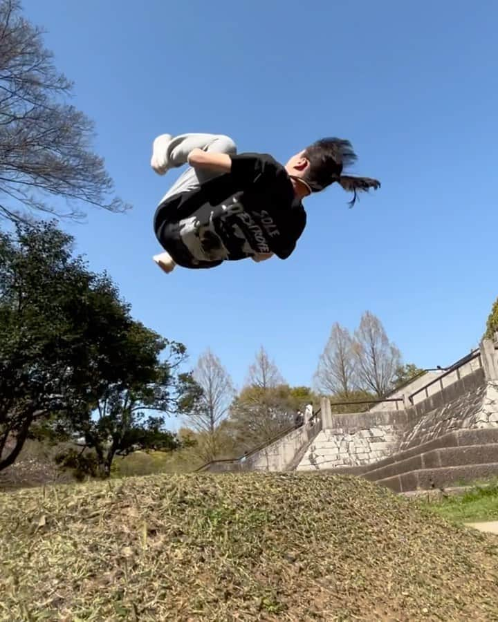 山本華歩のインスタグラム：「1 or 2?  📷 @mika_parkour   #parkour #パルクール」