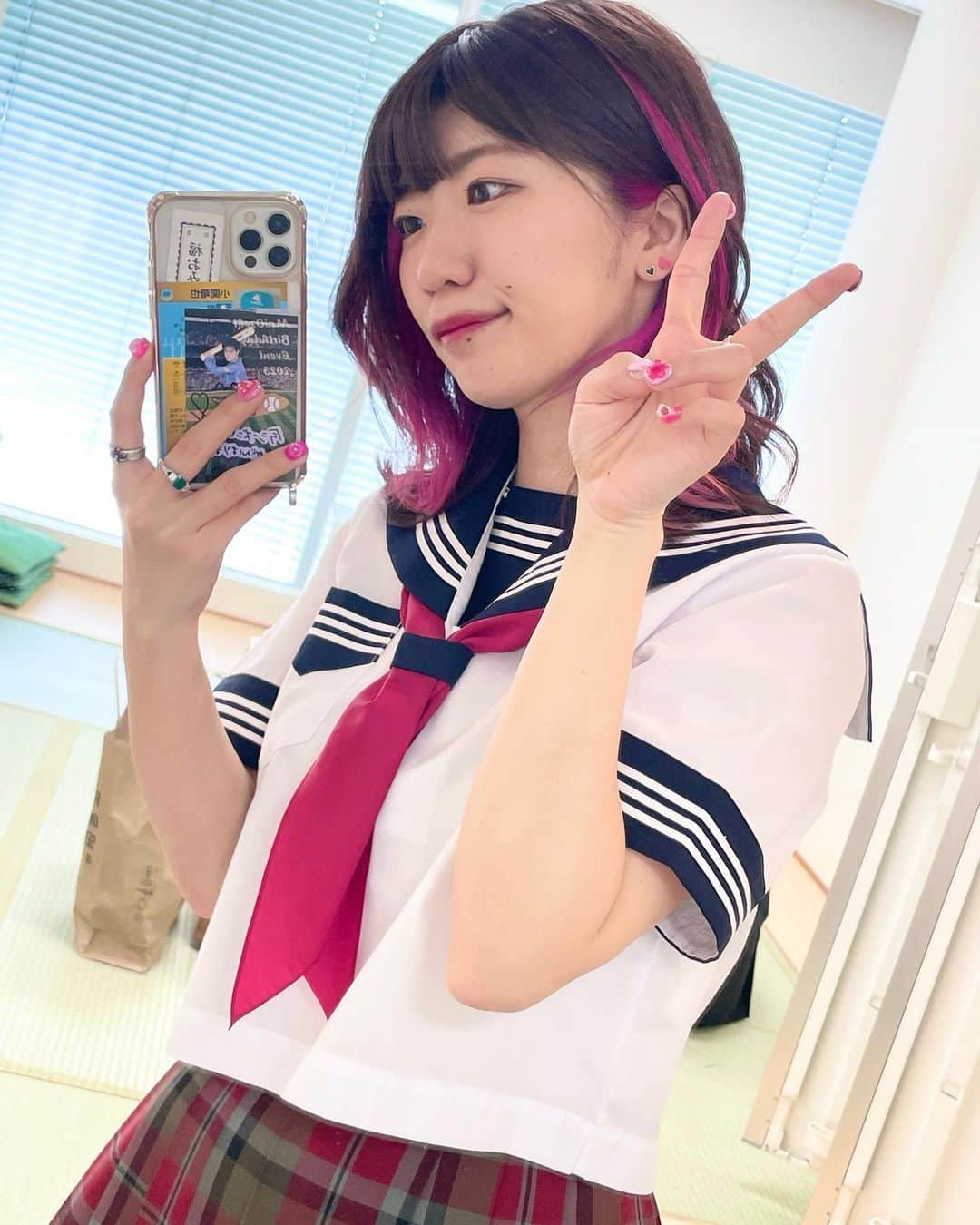 ぱいぱいでか美のインスタグラム：「夏服🏫 . 『呼び出し先生タナカ』内のユニット 小中大の新曲がフジテレビ公式YouTubeにアップされてますよん🫶🏻 初披露のとき教室で生で見させてもらったんだー！ 小宮くんも島くんも横川くんも輝いててかっこよかった✏️✨  そして以前出演した時にTVer限定企画として配信されていた 「タナカ先生の二者面談」でか美ちゃん編！ こちらもフジテレビ公式YouTubeにあがりました😳 結構ガチな相談から初めてファンレターを送った相手まで タナカ先生にバレちゃったのでよかったら見てください😂 フジテレビ公式YouTube→リストから「呼び出し先生タナカ」 で見つけやすいと思います〜👀 ストーリーにリンクも載せとく！ . #呼び出し先生タナカ #フジテレビ #夏服 #セーラー服 #でか美ちゃん」