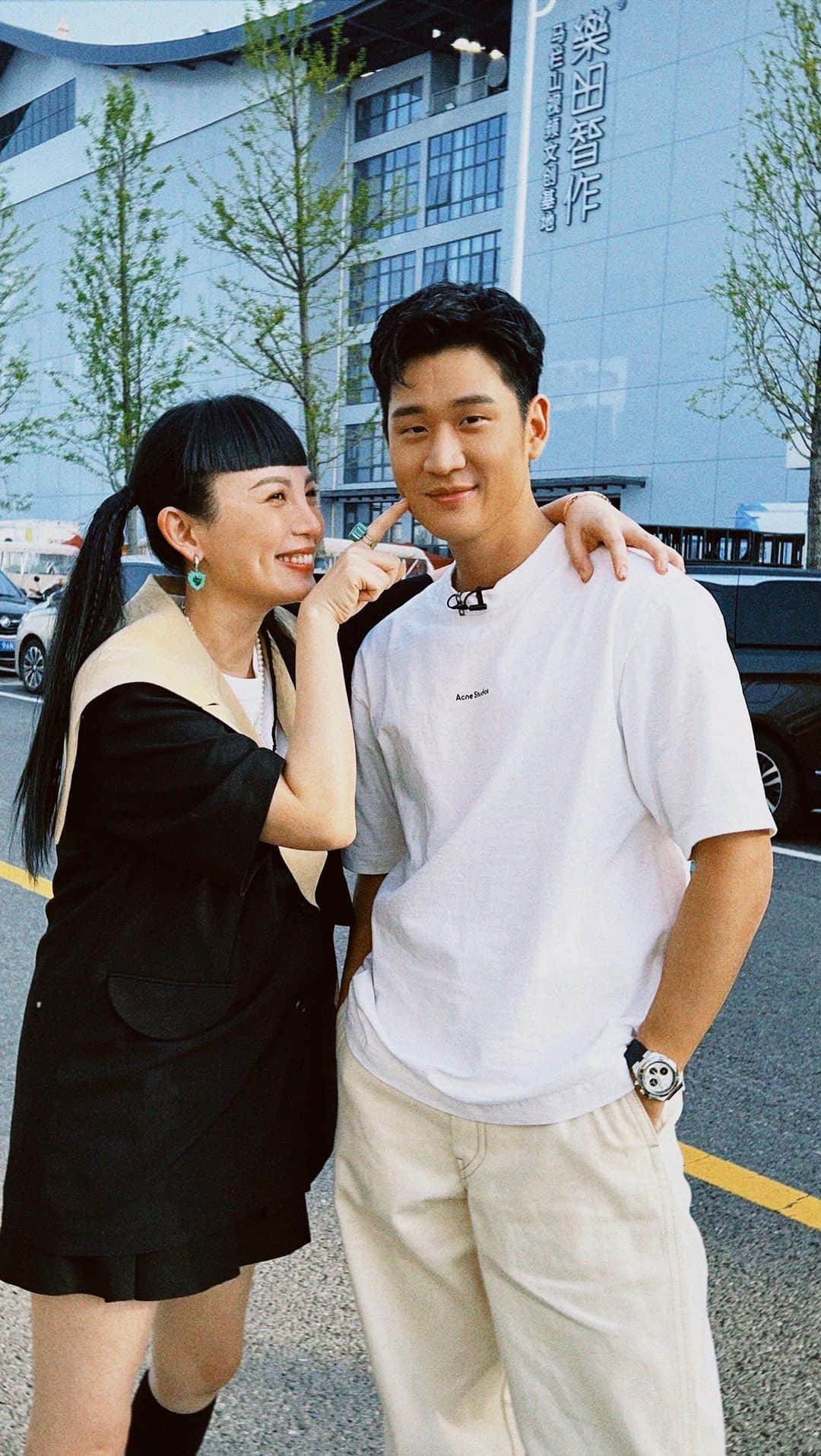 ウェイ・ルーシュエンのインスタグラム：「想像你在身邊⋯  /  @ericchou0622 都給你帥！我真的很會幫你合聲～  #不能說的秘密 #聲生不息寶島季」