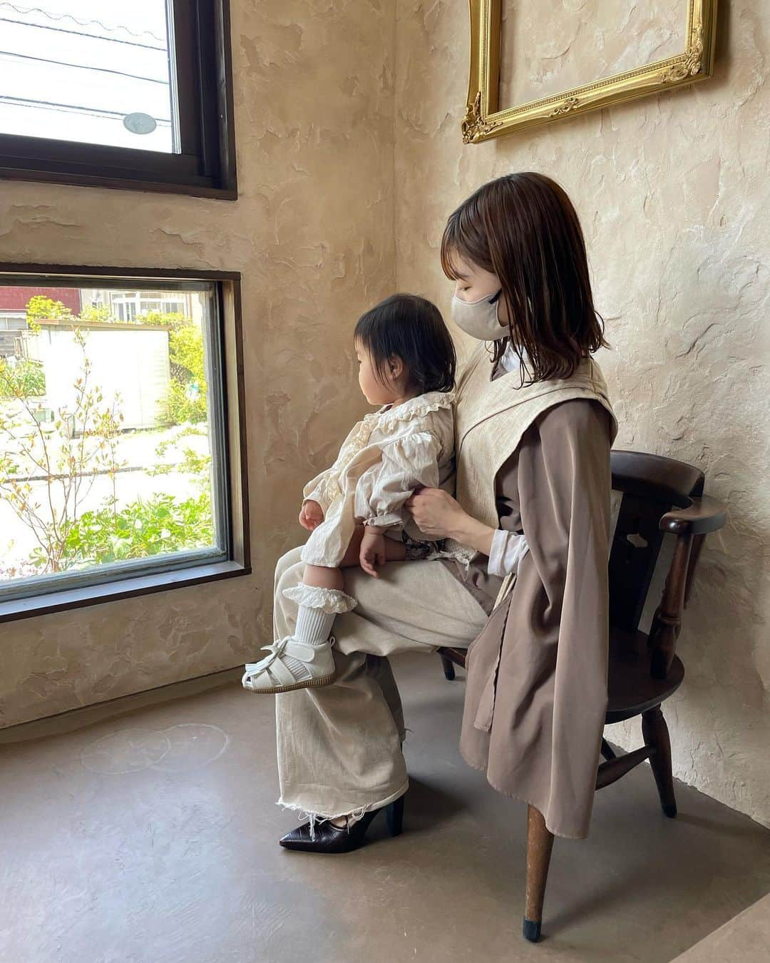 山田如凜さんのインスタグラム写真 - (山田如凜Instagram)「ㅤㅤㅤㅤㅤㅤㅤㅤㅤㅤㅤㅤㅤ 🧺淡色コーデ𓂃𓂃 ㅤㅤㅤㅤㅤㅤㅤㅤㅤㅤㅤㅤㅤ あまり写真撮ってないけど （ @lawgy_official ）のベストがお気に入りで めちゃくちゃ重ね着して愛用してます♥ ˎˊ˗ ㅤㅤㅤㅤㅤㅤㅤㅤㅤㅤㅤㅤㅤ 暑くなったらキャミと合わせて一枚で着たいのっ ㅤㅤㅤㅤㅤㅤㅤㅤㅤㅤㅤㅤㅤ ㅤㅤㅤㅤㅤㅤㅤㅤㅤㅤㅤㅤㅤ 羽茉は基本的に髪の毛あげること多いんだけど （おでこだしが可愛くて...🫢♡） ㅤㅤㅤㅤㅤㅤㅤㅤㅤㅤㅤㅤㅤ この日は買ったばかりのピン留めが 可愛かったので久しぶりにピン留めでとめたヘアー𓂅 髪の毛なかなか伸びないからまだ一度も切ってません（笑） ㅤㅤㅤㅤㅤㅤㅤㅤㅤㅤㅤㅤㅤ ハートの可愛いピン留めは （ @voyage_0225 ）です🌷 ㅤㅤㅤㅤㅤㅤㅤㅤㅤㅤㅤㅤㅤ ㅤㅤㅤㅤㅤㅤㅤㅤㅤㅤㅤㅤㅤ  #淡色コーデ  #淡色女子  #淡い民 #淡い色コーデ #親子コーデ #親子リンクコーデ #1歳 #1歳9ヶ月 #1歳女の子 #女の子ベビー #女の子コーデ #ママファッション #ママコーデ #ママガール」5月13日 19時38分 - rin____1996