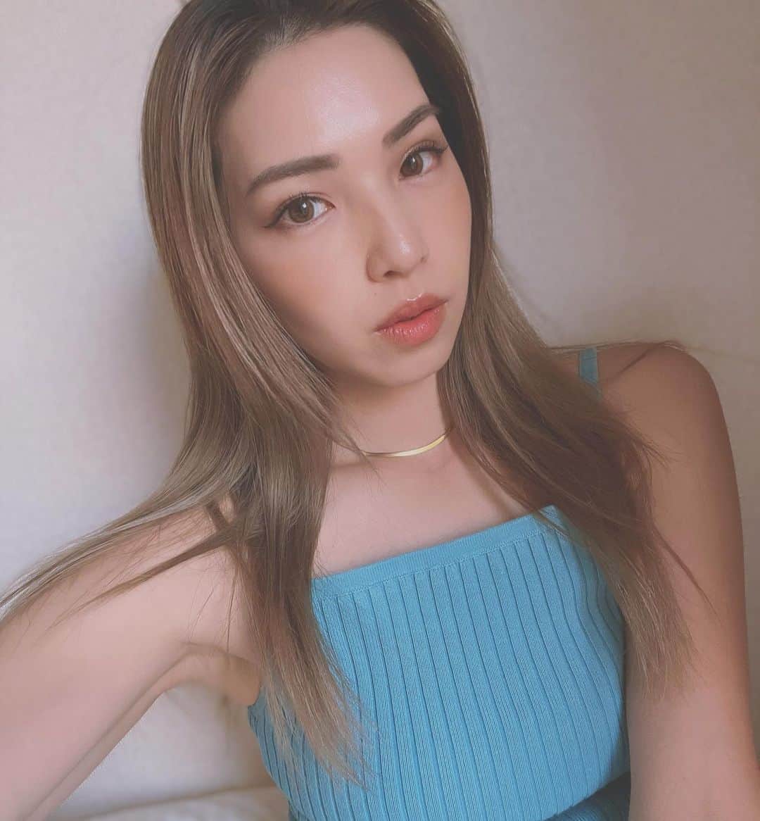来夏のインスタグラム：「#🌤️ ヨガも遊びも屋外イベントが増えて 日焼けの季節ー☀️  秋冬からちゃんとレブライトで シミケアしていてよかった😆 月1の @sbeautyclinic は継続中✨ @dr.y.yumi 先生 いつもありがとうございます🩵  #エスビューティークリニック #レブライト #肌ケア #渋谷」