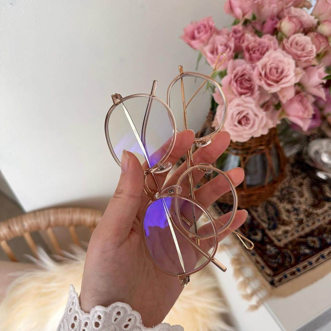 のインスタグラム：「. 似たような眼鏡だけど 用途は度入り＆度なしと違うのです👓🤍  たまに間違えて何も見えん！ってびっくりする😂 . #眼鏡 #メガネ #ジンズ #glasses #jins」