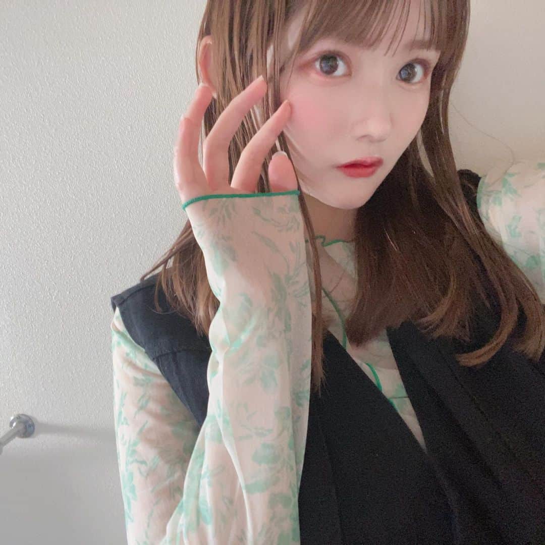 のインスタグラム：「お引越しの準備しなきゃだ〜🧑‍🎤 ・ ・ ・ #kastane #kastane_ootd #カスタネ #カスタネコーデ #シアーシャツ #シアートップス #グリーンコーデ #緑コーデ #ロックコーデ#ワンポイントカラー」