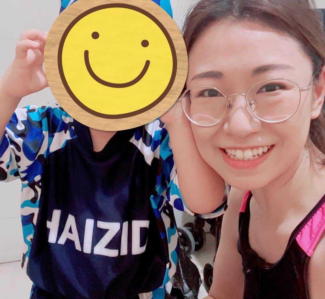 桜 稲垣早希のインスタグラム：「今日はプールに遊びに行きました😄 タイに来て初プールです。うちのアパートはプールが付いておらず、ジムはあるもののエアコンが付いてないので誰も使っていません😅 ということで、ザモールバンカピというショッピングモールの屋上にあるプールに行きました。 少し郊外で遠いのですが、タクシーで1000円ほどで行けます🚕 ショッピングモールにあるとは思えない巨大なプールで中で食事も出来て最高でした☺️  ただ、紫外線が日本の数倍、、と言うことで地黒の私の肌でも赤くなるほとでした。  今度アスカ衣装で営業の仕事があるのですが多分鈴原トウジ寄りになってると思います☺️  #桜稲垣早希 #３歳息子 #パパも途中参加 #りおなり #休日の過ごし方 #タイ移住」