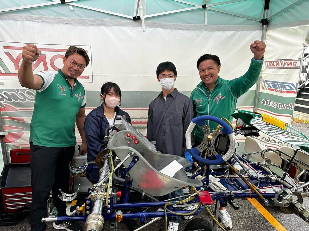 松浦孝亮のインスタグラム：「GPR Karting Series 瑞浪合同テスト　Day2  今季から愛知県の蒲郡市にある三谷水産高等学校　機関部に課外研修会をする事になりました。 水産学校の機関部と言っても、船に積むエンジンのメンテとかを中心に行っているのですが、機関部では部員達の手でのソーラーカーを作り、そのソーラーカーレースで全国1位になるほどの実力校なのです。 そんな、三谷水産高校と我々を繋いで下さったのが、愛知県の三河地区でオートバックスを経営される陶山社長です。 私に、ソーラーカーを速く走らせる走り方を教えてやって欲しいとのリクエストから、高校へ行き、生徒さん、顧問の先生とミーティングを重ね、今回のこの活動となりました。 手作りのソーラーカーで初めて走るサーキットでのほぼいきなりのレース。もちろん乗るのは生徒さんです。マシンも生徒さんが、試行錯誤して組み立て、サーキット経験がない選ばれた部員がマシンに乗り、みんなの夢を乗せて走ります。 我々のカートチームから何かできる事はないか？と考え、今回フェスティカサーキット瑞浪までお越しいただき、カートドライバーの走りを生で観てもらい、実際のカートに触り、マシンを掃除したりし、メカニカルなところも勉強してもらいました。 この経験を彼らのソーラーカーに活かせると思いますし、我々も次世代の子供達の力になれた事を嬉しく思います。 分野は違えど、同じアスファルトの上で走る以上、共通する部分はあるはず。教えられるのではなく、自分で感じ自分でひらめく教材になれれば本当に嬉しいです。 #三谷水産高校  #三谷水産高等学校  #ソーラーカー  #機関部 #vitecracing」