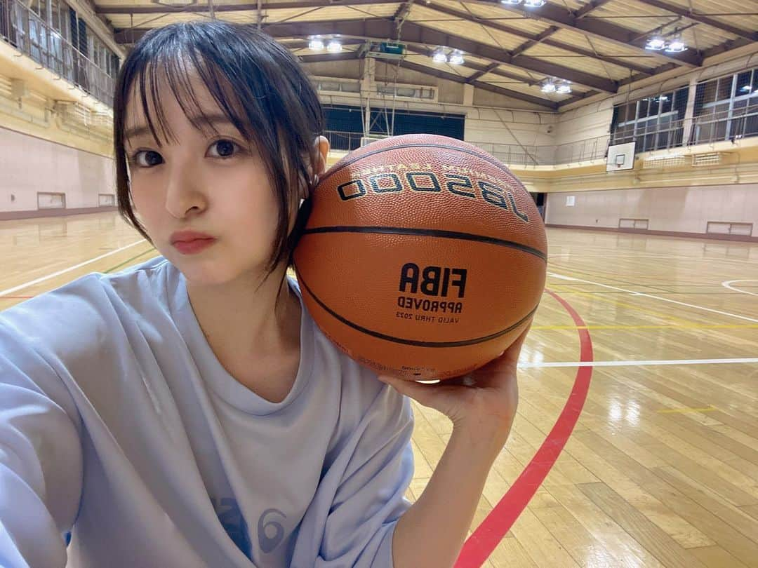 中崎絵梨奈のインスタグラム：「自主練したくて仕方ない最近..⛹️‍♀️ みんなどこでバスケするのかね🤔  #バスケ #バスケ女子 #basketball #学生バスケ #高校バスケ　#大学バスケ #Bリーグ　#Wリーグ　#NBA #バスケスキル　#スポーツ女子　#スポーツ　#sports #バスケ部 #バスケ観戦」