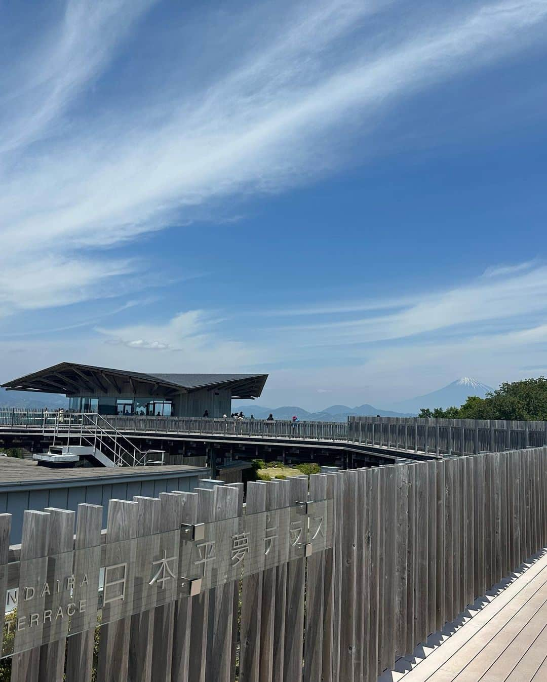 藤後 沙織 とうごさおりさんのインスタグラム写真 - (藤後 沙織 とうごさおりInstagram)「GW旅の続き🌈  日本平の夢テラス🗻 いろんな方向から富士山が見れて、 大満足♡ 2階のカフェでは、静岡茶がいただけます♡ （私の席からは富士山見えなかったけど、見えるお席もありました♥︎）  お休みとれたらそろそろ海外行きたいな😊  #日本平#日本平夢テラス #夢テラス #静岡#静岡旅行#gw#gw旅行 #gw2023#shizuoka#富士山#富士山が好き #富士山が見える #旅行#旅行好き#旅行好きな人と繋がりたい#mtfuji#mtfujiphoto_ig  #富士山ビュー」5月13日 19時50分 - saori_togo