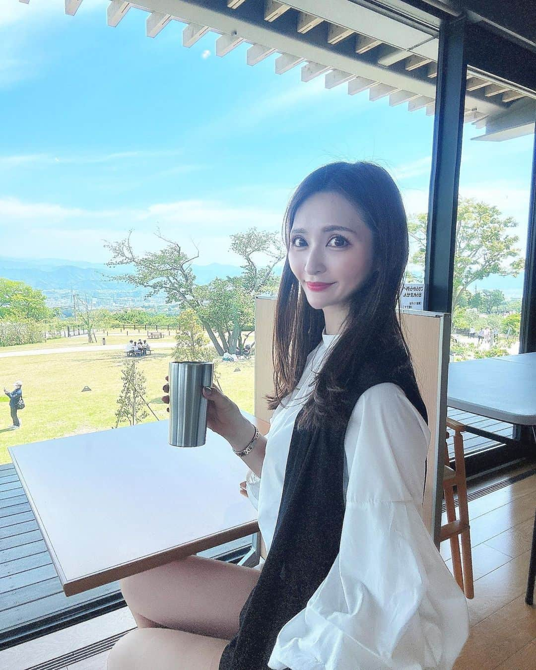 藤後 沙織 とうごさおりさんのインスタグラム写真 - (藤後 沙織 とうごさおりInstagram)「GW旅の続き🌈  日本平の夢テラス🗻 いろんな方向から富士山が見れて、 大満足♡ 2階のカフェでは、静岡茶がいただけます♡ （私の席からは富士山見えなかったけど、見えるお席もありました♥︎）  お休みとれたらそろそろ海外行きたいな😊  #日本平#日本平夢テラス #夢テラス #静岡#静岡旅行#gw#gw旅行 #gw2023#shizuoka#富士山#富士山が好き #富士山が見える #旅行#旅行好き#旅行好きな人と繋がりたい#mtfuji#mtfujiphoto_ig  #富士山ビュー」5月13日 19時50分 - saori_togo