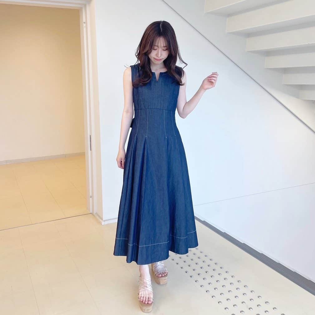 MERCURYDUOのインスタグラム：「. ／ #泉里香 さん着用 人気No.1カラー待望の再入荷！  360度可愛い今年のマストバイワンピ、 シアーシャツ合わせも◎ ＼  ✔︎対象予約・新作10%OFF対象 ⁡ #バックシャンタイプライターワンピース color:black/red/indigo/ purple size:S/M 1,892円OFF  #バックタックスキッパーシアーシャツ color:off-white/pink/mintgreen/iceblue/beige size:F 1,045円OFF  #クリアチューブウェッジサンダル color:black/brown/mix/clear size:F 1,320円OFF  ※お気に入り追加でポイントプレゼント！  ⁡ アイテム詳細やポイントGETは  @mercuryduo_stylingのTOP リンクからCHECK出来ます。  【着用スタッフ】 @mercuryduo_ami / 158cm 骨格ウェーブ / イエベ春 ⁡ ⁡  ＿＿＿＿＿＿＿＿＿＿＿＿＿＿＿＿＿＿＿＿＿＿＿＿＿＿  ⁡ @mercuryduo_com   #MERCURYDUO #公式通販RUNWAYchannel #マーキュリーデュオ  ＿＿＿＿＿＿＿＿＿＿＿＿＿＿＿＿＿＿＿＿＿＿＿＿＿＿ #ワンピースコーデ#ワンピコーデ#シャツワンピース#シャツワンピースコーデ#デニムワンピ#デニムワンピース#春ワンピ#春ワンピース#デートコーデ#お出かけコーデ#旅行コーデ#カフェコーデ#骨格ウェーブコーデ#イエベ春コーデ」