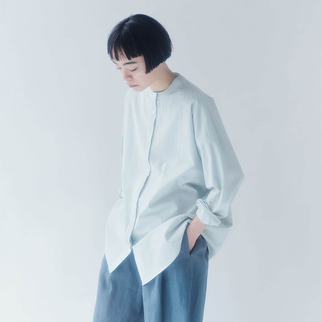 のインスタグラム：「＼ADIEU TRISTESSE ／ キナリノモール オープン記念！ 全品送料無料 ＆ ノベルティプレゼントキャンペーン 実施中🎁   －－－－－－－－－  期間限定でオープンしている 『ADIEU TRISTESSE』ストアより、 モデルKanocoさんとのコラボレーションで生まれた 「ONするシャツ」のご紹介です📯  ベーシックで使いまわせるロングシャツ。 きりっとシンプルなデザインですが、 プルオーバー風の前立てや スクエアカットの袖カフスなど さりげないデザインポイントが👌🏻✨  たっぷりとしたサイジングのオーバーシルエットで、 ヒップまでかかる少し長めの丈感になっています。  一枚でさらっと着ても様になりますが、 デニムなどのボトムスにインするスタイルも素敵です！ ボタンを閉めずにTシャツとのレイヤードを楽しむのも◎  カラーはオフホワイト、ブラックに、 爽やかなミントの3色展開。 ミントはKanocoさんこだわりの別注カラー＊ すっきりとした清涼感のある色合いが魅力ですよ🌿  ***  ADIEU TRISTESSEは、 6月8日（木）17時までの期間限定OPEN！  ◆ POPUP期間中は全品送料無料！ ◆ 税込33,000円以上お買い上げのお客様に先着順で 　「リバティプリントエコバッグ」のノベルティプレゼント　  ***  この機会にぜひキナリノモールで チェックしてくださいね💡  －－－－－－－－－  congés payés｜Kanocoさんコラボレーションシャツ https://kinarino-mall.jp/item-115360  －－－－－－－－－  ▶画像をタップすると詳細情報をご覧いただけます。  ▶プロフィールの「インスタ掲載」ボタンから、ご紹介商品をまとめてご覧いただけます。→@kinarino_official  ▶キナリノアプリでも販売中！ 「お買いもの」→「インスタグラム掲載アイテム」 　 ※ダウンロードはプロフィールリンクから→@kinarino_official  #キナリノモール #キナリノ #丁寧な暮らし #暮らし #シャツ #ロングシャツ #コラボシャツ #大人コーデ #カジュアルコーデ #きれいめコーデ #春夏コーデ #春夏ファッション #大人カジュアルコーデ #今日のコーデ #ナチュラルコーデ #ノベルティプレゼント #ADIEUTRISTESSE #shirt #style #Naturalstyle #fashion #comfortable #fashionista #coordination #simple #ootd」