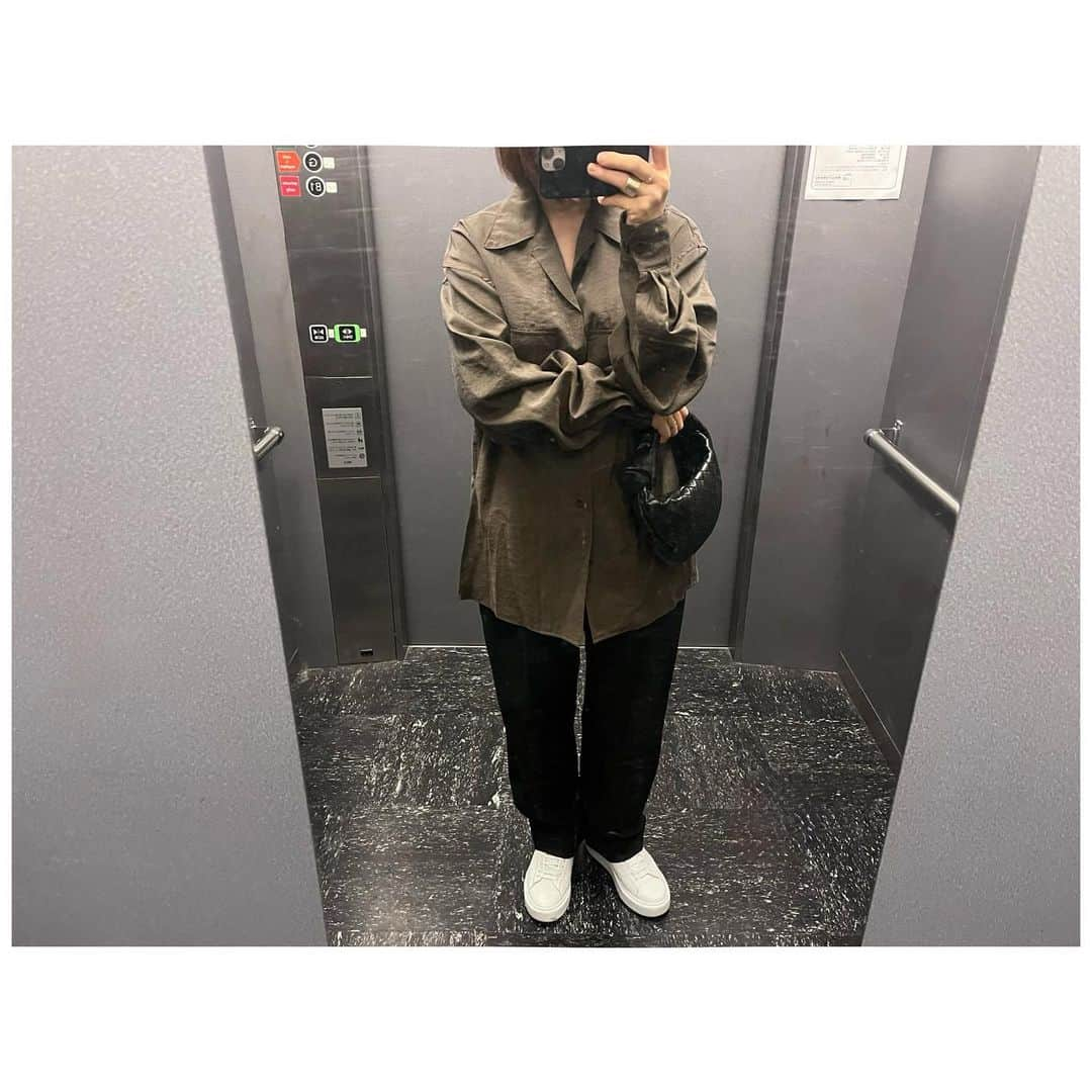 川上さやかさんのインスタグラム写真 - (川上さやかInstagram)「潔く真っ白なスニーカー👟✧ #shirt #lemaire  #pants #loeff #bag #bottegaveneta  #shoes #date_sneakers」5月13日 20時00分 - sk_120