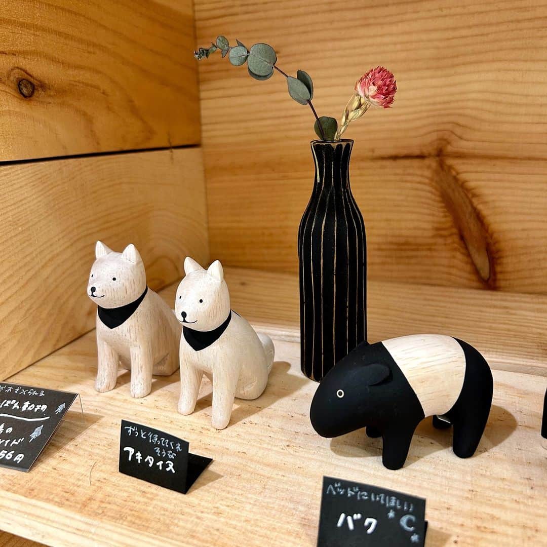 吉祥寺PARCOのインスタグラム：「デイリーズ＜B1F＞ 大人気の「ぽれぽれ動物」がたくさん入荷しました！ 天然木でできた手のひらサイズの動物たちです🐕🐑🐧 全てバリの職人さんのハンドメイドで、一点一点表情が異なるのも魅力的。 お花と一緒に飾るとますます可愛いです🌸 店内奥には生活雑貨などが充実しているので、ぜひ覗いてみて。  @dailies_parcokichijoji 📍B1F  #デイリーズ #ぽれぽれ動物 #PoLeToKo #ポレトコ  #吉祥寺PARCO #吉祥寺パルコ」