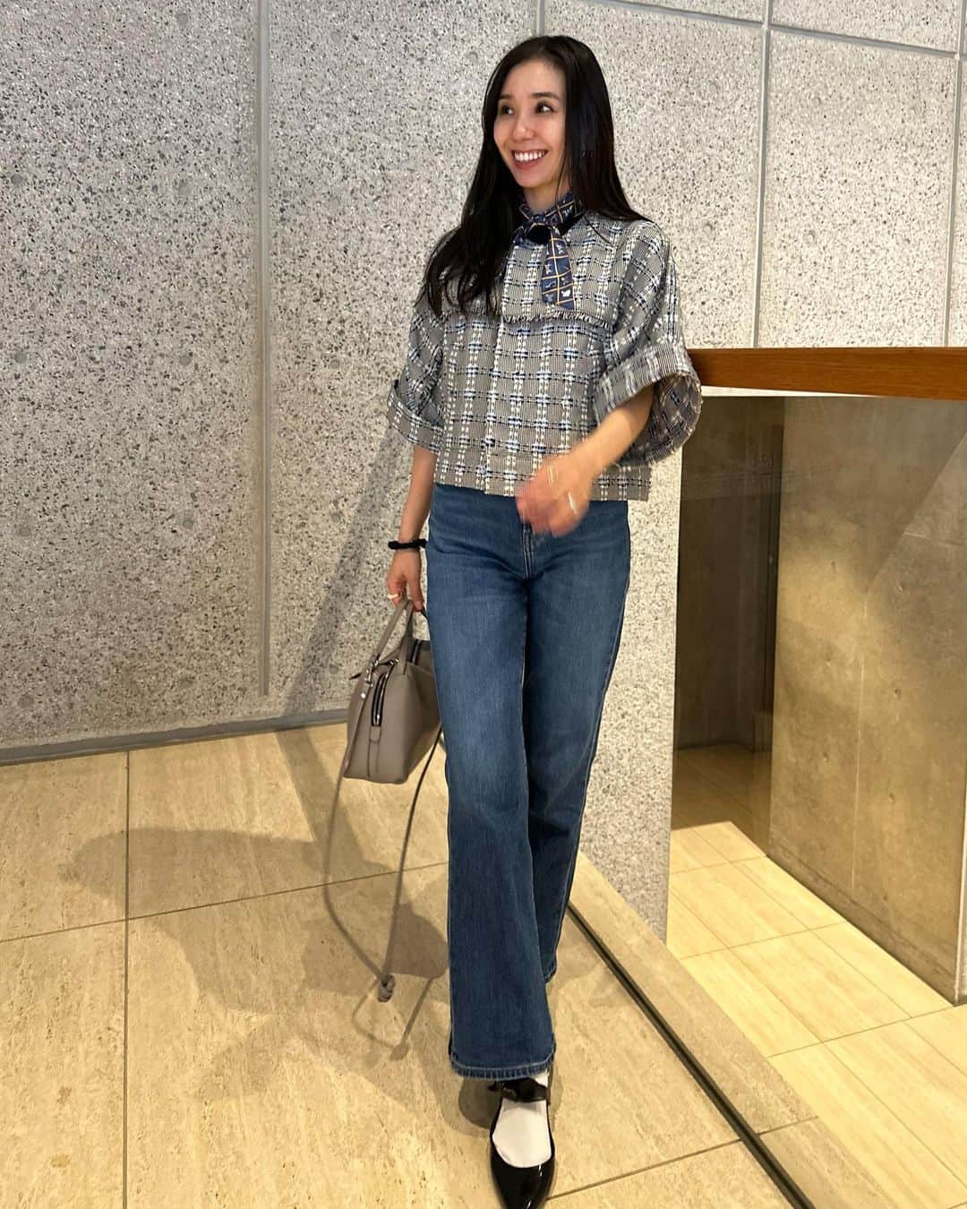 鈴木詩織のインスタグラム：「両親と盛りだくさんな一日🫶🏻  20年振り？くらいにAnnieのミュージカルを観に行ったよ🎭 懐かしい〜と思うことが多くて思い出が蘇ったり♡  そのあと新大久保に行って モダン韓食堂のチャドル三合という鉄板焼きを食べたり🐷 好きなクッキーカフェに連れて行ったら、めちゃくちゃ気に入っててお土産のクッキーもたくさん買ってました🤭🍪  この日は雨も降っていたのでデニム×ジャケットスタイル🧥 @miesrohe_ のツイードジャケットはかたちとブルーが入っているツイードデザインに一目惚れ🥹♡  足元はもちろん @temperate64 のフラット☔️ Newの @stellarhollywood リングは肌馴染みの良いピンクがお気に入りですっ💗  ⁡  #shiorin_styling#miesrohe#temperate#stellarhollywood#ミースロエ#テンパレイト#ステラハリウッド#ステハリ#雨の日コーデ#レインシューズ#レインシューズコーデ」