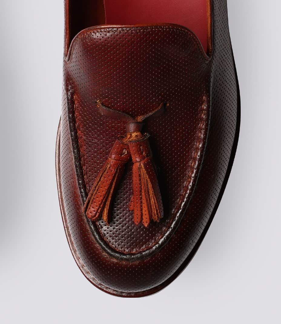 グレンソンさんのインスタグラム写真 - (グレンソンInstagram)「This tassel loafer has been made in perforated leather and is dipped. This means that the entire shoe is made and then the whole thing is dipped into the dye to give it this gorgeous all round deep tan colour. ⁠ ⁠ ⁠ #grenson #menswear #grensonshoes #grensonbrogues #mensfashion #mensstyle #thegoodshoe #loafers #mensloafers #tasselloafer」5月13日 20時00分 - grensonshoes