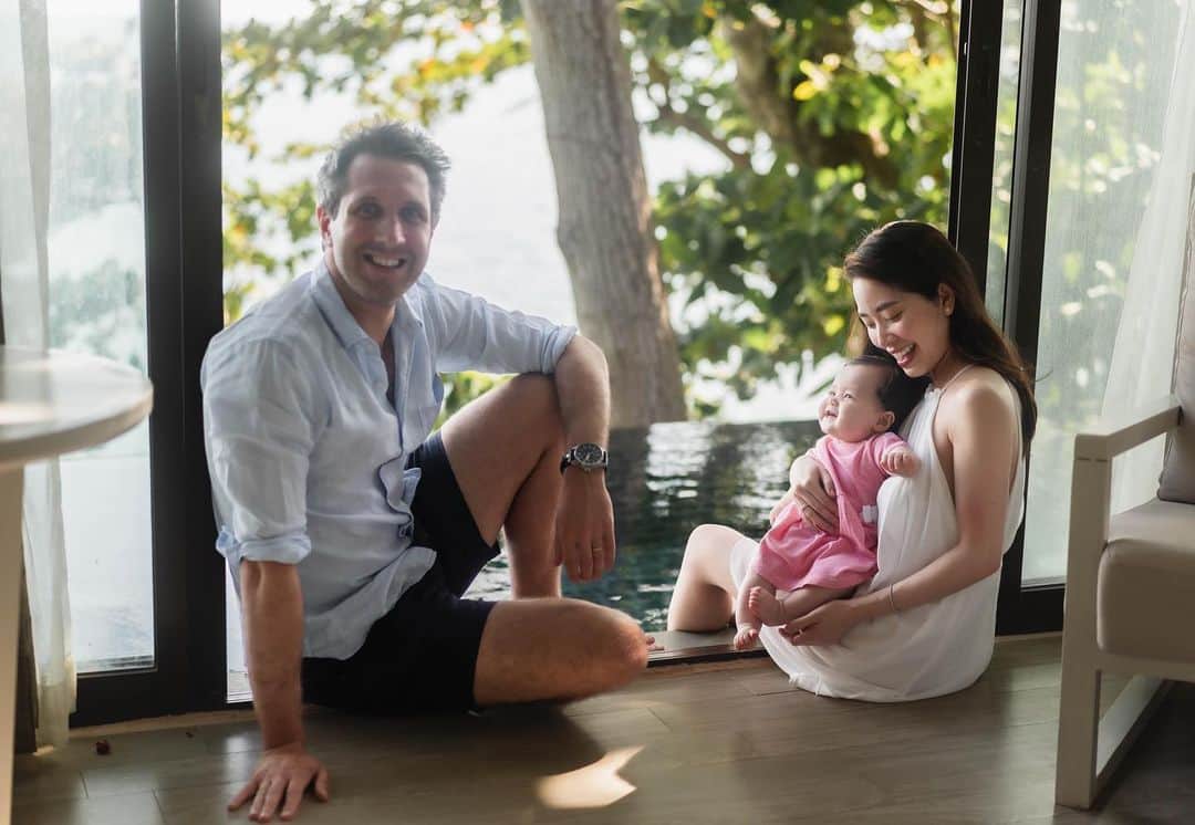 May Pakdee メイ パクディさんのインスタグラム写真 - (May Pakdee メイ パクディInstagram)「Family 🫶🏼 Cannot believe our baby Annabel is already #5monthsold and I love her more and more everyday 🥹❤️ #babygirl」5月13日 19時53分 - maypakdee