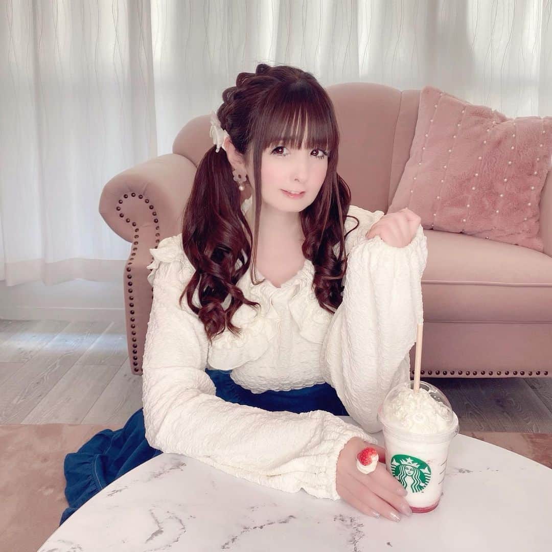 伊藤芽衣のインスタグラム：「スタバの新作 いちご ⁡ 今年も ぶじ いただきましたっ🍓 ⁡ #スターバックスストロベリーフラペチーノ ⁡ ♡♡♡♡♡ ⁡ カワスタも ただいま いちごパーティー 開催中♡ ⁡ #新作フラペチーノ #スターバックス #スタバ  #スタバ大好き #スタバラ部　 #スタバ女子」