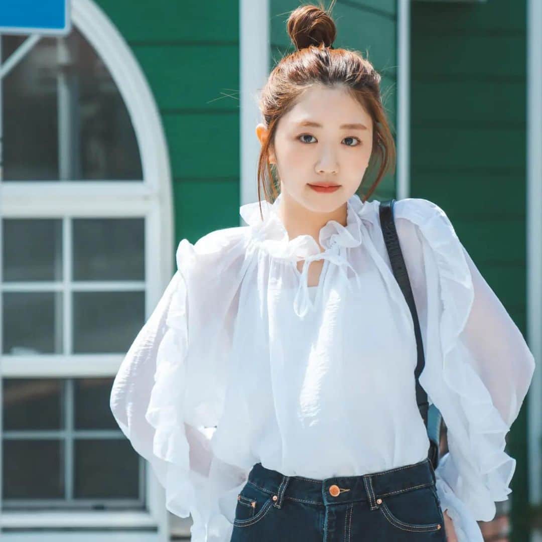 merのインスタグラム：「今から初夏まで使える💕 「白ブラウス」を着まわしコーデ！  碓井玲菜ちゃんが 私服で着まわしテクを披露してくれました🥰✨  毎日のお洋服選びに悩んでいる方 ぜひチェックしてくださいね🌱」