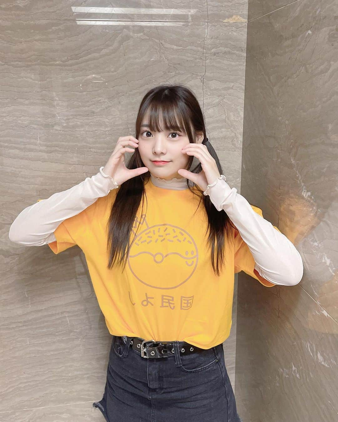 李始燕さんのインスタグラム写真 - (李始燕Instagram)「しよ民国Tシャツ、絶賛販売中🍩 시요민국 티셔츠 절찬 판매 중  https://official-goods-store.jp/nmb48/v2/product/detail/NMB3606  .  .  .  .  .  .  .  .  .  .  .  .  .  #00 #00line #00년생 #22歳 #23 #ootd #fyp #fypシ #daily #osaka #japan #korean #関西 #大阪 #韓国 #韓国ファッション #韓国語 #しよ民国 #アイドル #nmb48 #오사카여행 #오사카 #일본여행 #일본 #아이돌 #이시연 #李始燕 #オレンジカラー #ツインテールアレンジ #ツインテール」5月13日 19時55分 - siyo.co.kr