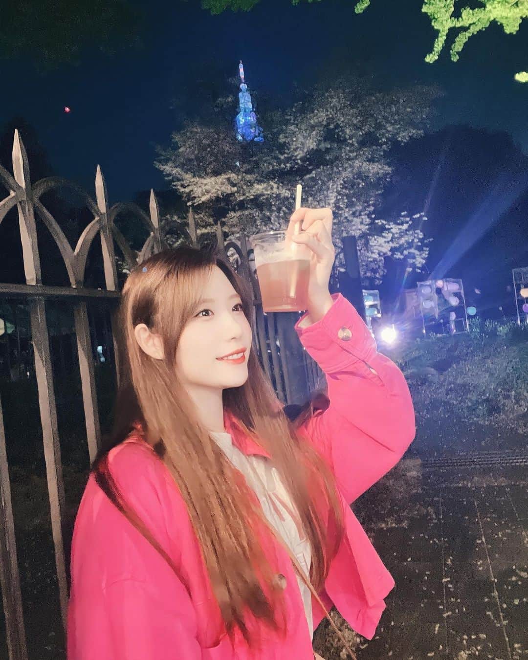 AKARIのインスタグラム：「お仕事帰りに夜桜見に行ったときの〜。 手のひらに桜が咲いたよ🌸 もうすぐ夏だね〜」
