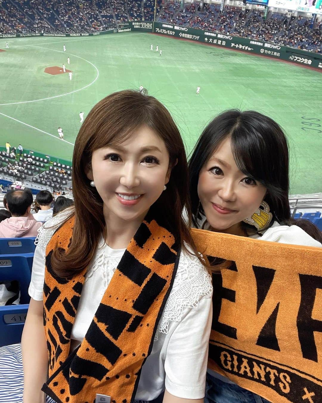 和泉佳子さんのインスタグラム写真 - (和泉佳子Instagram)「日本テレビ「BE:FIRST TV」とジャイアンツ⚾️のコラボ企画.  ビーファの「Boom Boom Back」パフォーマンスと、始球式⚾️を観に、 @meguchocomint ちゃんと東京ドームへ🎵  ビーファが目指す東京ドームでのBBBのパフォーマンスも、レオ君の始球式も、最高でした👏✨  めぐちゃんは、BESTYでもあり、ガチ巨人ファンという事で、自前のグッズを持参して、しっかりジャイアンツを応援👏✨  私もちゃっかりタオルを貸してもらって、タオルを回しながらジャイアンツを応援しました😉  ビール片手に、久しぶりの東京ドームでの野球観戦もすごく楽しかったし、お席は遠かったけど、あの空間にいられただけでとってもハッピーな金曜日の夜でした🥰  @befirst__official   #和泉佳子　#befirst  #befirsttv  #読売巨人軍  #読売ジャイアンツ  #東京ドーム　#始球式　#besty #bestyさんと繋がりたい」5月13日 19時57分 - yoshiko_izumi