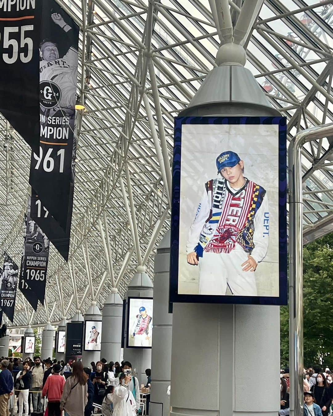 和泉佳子さんのインスタグラム写真 - (和泉佳子Instagram)「日本テレビ「BE:FIRST TV」とジャイアンツ⚾️のコラボ企画.  ビーファの「Boom Boom Back」パフォーマンスと、始球式⚾️を観に、 @meguchocomint ちゃんと東京ドームへ🎵  ビーファが目指す東京ドームでのBBBのパフォーマンスも、レオ君の始球式も、最高でした👏✨  めぐちゃんは、BESTYでもあり、ガチ巨人ファンという事で、自前のグッズを持参して、しっかりジャイアンツを応援👏✨  私もちゃっかりタオルを貸してもらって、タオルを回しながらジャイアンツを応援しました😉  ビール片手に、久しぶりの東京ドームでの野球観戦もすごく楽しかったし、お席は遠かったけど、あの空間にいられただけでとってもハッピーな金曜日の夜でした🥰  @befirst__official   #和泉佳子　#befirst  #befirsttv  #読売巨人軍  #読売ジャイアンツ  #東京ドーム　#始球式　#besty #bestyさんと繋がりたい」5月13日 19時57分 - yoshiko_izumi