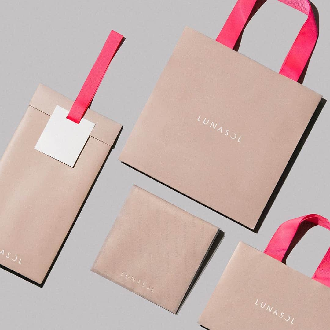 ＬＵＮＡＳＯＬのインスタグラム：「-LUNASOL Gift Wrapping- ⁡ 大切な方への贈り物に。 記念日や誕生日など、プレゼントのお渡しにぜひご利用ください✴︎ ⁡ 左端の「ルナソル ギフトバッグ」のみ有料となります。 ※「ルナソル ギフトバッグ」はオンラインショップのみでの取り扱いとなります。なお、取り扱いのないオンラインショップもございますので、予めご了承ください。 ペーパーバッグ単体での販売のため、こちらのペーパーバッグに商品をラッピングした状態でのお届けは承っておりません。詳しくは各オンラインショップをご確認ください。 ⁡ #LUNASOL#ルナソル#gift#giftwrapping」