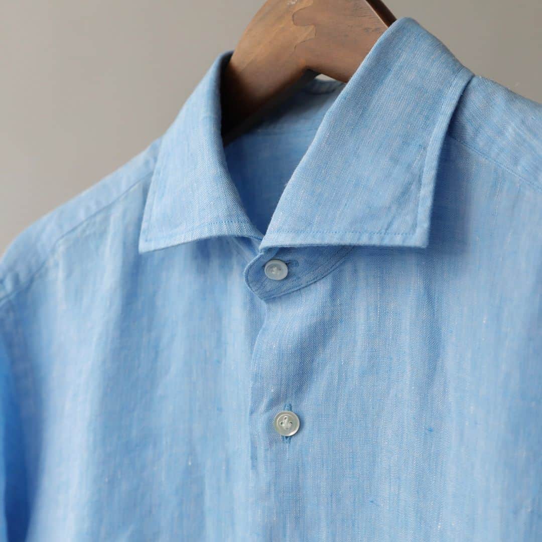 Factelier(ファクトリエ)さんのインスタグラム写真 - (Factelier(ファクトリエ)Instagram)「【NEW】あの夏シャツに新色。休日やビジネスに使える「上質リネンシャツ」に「ブルー」登場  屈指のシャツ工場「HITOYOSHI(ヒトヨシ)」が、フランス・ノルマンディ地方で栽培されたリネンを使い完成させた、上質感漂うリネンシャツです。 . 第一ボタンを開けてさっと羽織るのもよし、上からジャケットを羽織って涼しげな夏のクールビズスタイルもよし。 . 洗いざらしで着用してもサマになるシャツに仕上がっています  これまではネイビー・ピンク・ホワイト・サックスブルーの４色展開でしたが、「サックスブルー」は人気につき在庫限り。 ということで、今回「ブルー」が新登場しました！ . どちらもよい色ですが、新色「ブルー」は夏らしい爽やかな水色が素敵です。 . ※サックスブルーは残りLサイズが数点ですので、こちらもお早めに。 . . ＜特徴＞ . ①本場フランス産リネン。 　色気を感じさせる特別な1枚 . ②長袖・7分袖スタイル・ビジネスなど 　さまざまな着こなしが楽しい . ③まるで高級ドレスシャツ。 　「芯」を使わずに実現した美しい襟 . ④取り外しやすいボタンの縫製や 　細かなディティール使い . . ▶︎洗いざらしのリネンシャツ color：ネイビー、ホワイト、ブルー、ピンク size：M/L/LL price：￥15,400 . ---------- 語れるもので日々を豊かに . ファクトリエはメイドインジャパンの 工場直結ファッションブランドです。 職人の情熱と最高の技術がつまった、人に語りたくなるものを長く大切に使ってもらいたい、そんな想いと共に語れる本物をお届けします。 . ▽公式サイトはプロフィールのURLから @factelier . . #ファクトリエ #factelier #メイドインジャパン #日本製 #ベーシック #良いものを長く #クラフトマンシップ #語れるもので日々を豊かに #ヒトヨシシャツ #hitoyoshiシャツ #hitoyoshi #リネンシャツ #フレンチリネンシャツ #フレンチリネン」5月13日 20時00分 - factelier