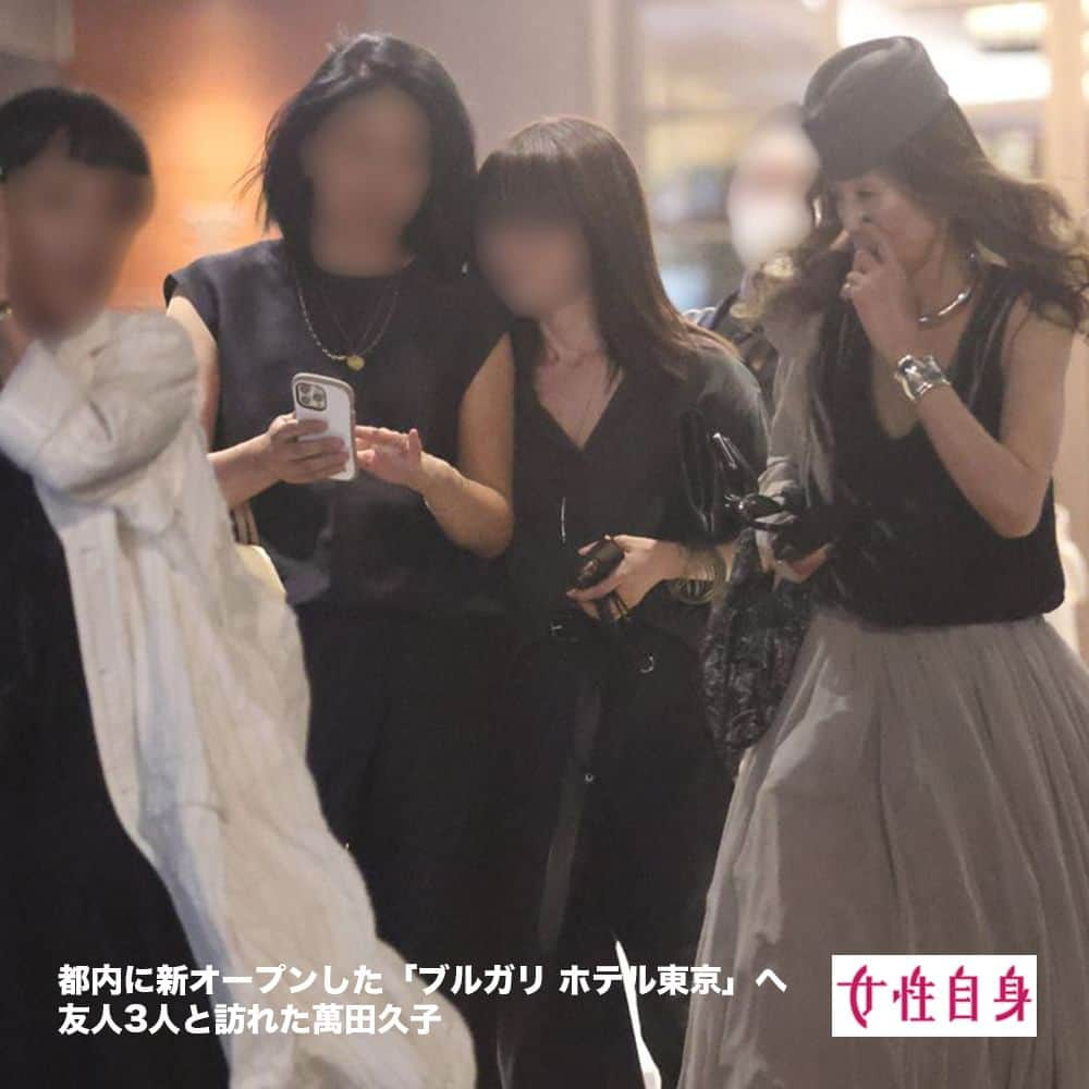 女性自身 (光文社)さんのインスタグラム写真 - (女性自身 (光文社)Instagram)「📣萬田久子の超ゴージャス女子会目撃撮！ブルガリホテルで「SATC」風 --- 『グランマの憂鬱』（フジテレビ系）で18年ぶりに連ドラ主演を務めている萬田久子（65）。 ドラマでは里山風景の広がる村で悩める人たちに喝を入れる80歳のおばあちゃんを演じているが、現実の萬田は都会のど真ん中にいた！ 「ゴージャスな女性4人組がレストランから出てきたので思わず見てしまったら、萬田久子さんがいたので驚きました。ファッションショーでも開催されていたのかと思うほど派手な装いで、ひときわ目を引いていました。」（居合わせた人） この日はアパレル関係の友人などと食事し、4人で都内に新オープンした「ブルガリ ホテル東京」を訪ねていたという萬田。翌日には「『SATC（セックスアンドザシティ）』よ」とキメ写真をインスタグラムにアップしていた。 --- ▶続きは @joseijisin のリンクで【WEB女性自身】へ ▶ストーリーズで、スクープダイジェスト公開中📸 ▶投稿の続報は @joseijisin をフォロー＆チェック💥 --- #萬田久子 #グランマの憂鬱 #都会 #東京 #ファッション #レストラン #アパレル #ブルガリ #ホテル #ブルガリホテル東京 #SATC #セックスアンドザシティ #SEXANDTHECITY #Instagram #インスタ #恋愛 #大谷翔平 #座右の銘 #女子会 #女性自身」5月13日 20時00分 - joseijisin