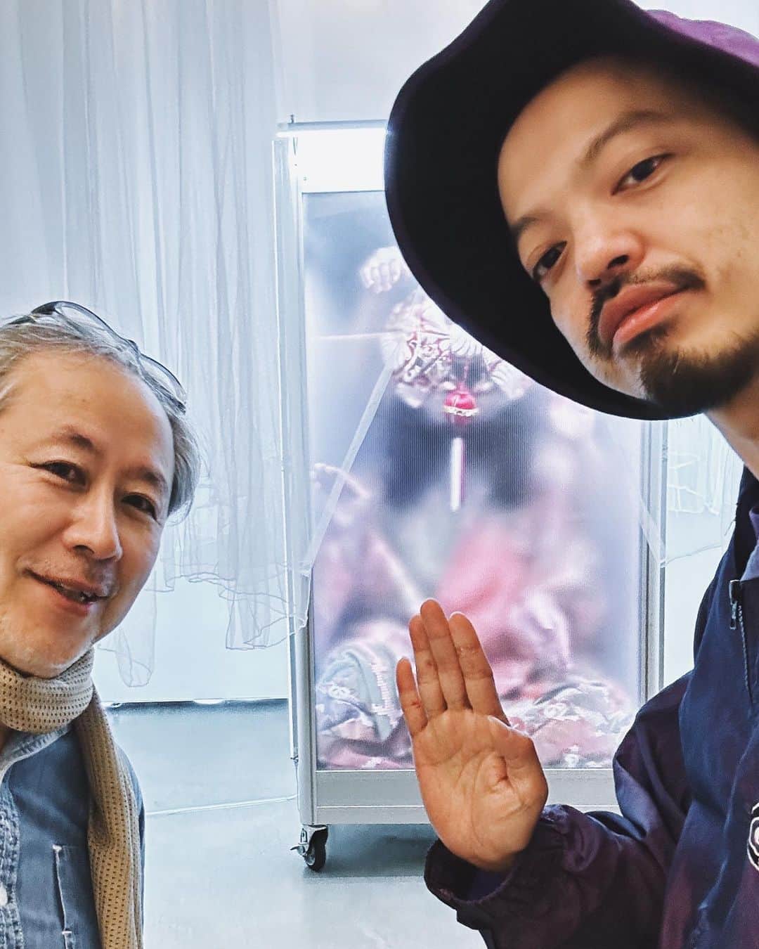 トヲルさんのインスタグラム写真 - (トヲルInstagram)「. . . 弁天様ようやく拝めました👘岐阜は明日までですので急げ💨 作家の志茂さんも気さくな方でした。 #紫以外捨てました  . . . #トヲルコーデ  #紫の人 #紫コーデ #パープルコーデ #ワントーンコーデ  #オールパープル #ラベンダー #ライラック #志茂浩和  #弁天様 #弁天舎ブックフェア  #本に挟まる人  #みんなの森ぎふメディアコスモス  #メディアコスモス」5月13日 20時05分 - toworu55