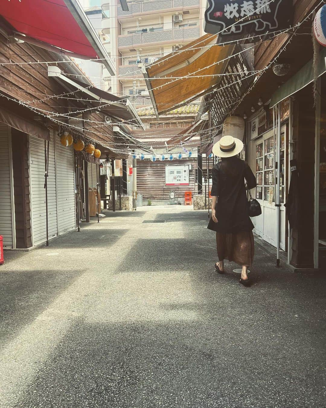 中上真亜子さんのインスタグラム写真 - (中上真亜子Instagram)「こないだ行った沖縄旅🌴 もちろん 空港から呑んで さきがくれたおつまみでまた呑んで  沖縄着いて そのまま呑んで そしてホテルでちょっと休憩して また出かけて呑んでっていう 最高な２日感だったなあ😮  そんな中の屋台村の飲みをYouTubeにアップしたよ🍺  昼呑み出来て 島らっきょが本当に美味しくて(美味しすぎて追加してホテルに持ち帰ったら部屋が臭いで死んだ  次は北海道に行くんだー☺️その次も決まったよ🌵  20代の頃は学校と仕事と呑みしか出来なかったから こうやっていま旅に出られる友達が居て 本当にしあわせ☺️ #なんかいいように言ってるけど飲む場所が変わっただけ」5月13日 20時06分 - maako_nakagami