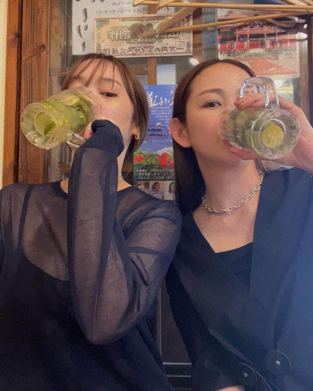 中上真亜子のインスタグラム：「こないだ行った沖縄旅🌴 もちろん 空港から呑んで さきがくれたおつまみでまた呑んで  沖縄着いて そのまま呑んで そしてホテルでちょっと休憩して また出かけて呑んでっていう 最高な２日感だったなあ😮  そんな中の屋台村の飲みをYouTubeにアップしたよ🍺  昼呑み出来て 島らっきょが本当に美味しくて(美味しすぎて追加してホテルに持ち帰ったら部屋が臭いで死んだ  次は北海道に行くんだー☺️その次も決まったよ🌵  20代の頃は学校と仕事と呑みしか出来なかったから こうやっていま旅に出られる友達が居て 本当にしあわせ☺️ #なんかいいように言ってるけど飲む場所が変わっただけ」