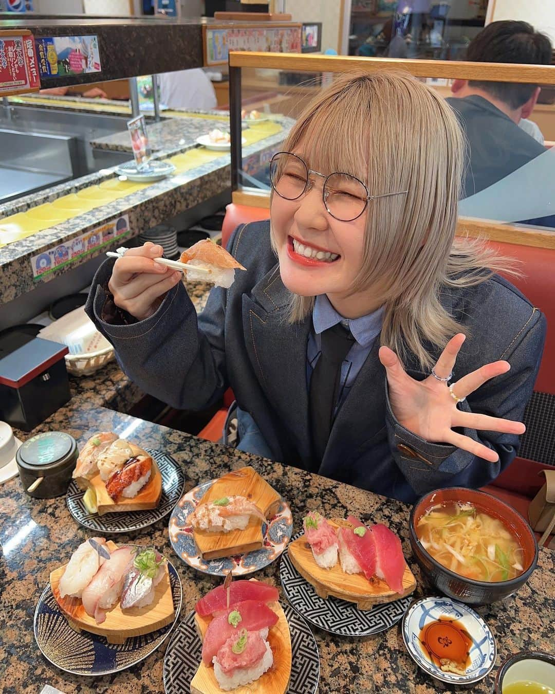 ハラミちゃんさんのインスタグラム写真 - (ハラミちゃんInstagram)「事件です。おいしすぎ回転寿司発見。 鳥取県の北海道。北海道というお店だけど鳥取県のお魚らしいです。🐟🍣  めっちゃ食べたのにリーズナブル。 アンビリーバボー...  ぎょぎょぎょ。」5月13日 20時07分 - harami_piano