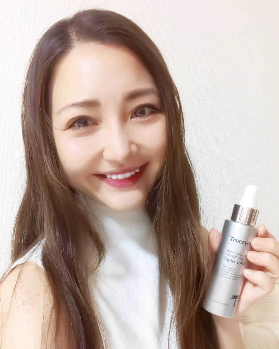 のインスタグラム：「@truezyme_jp  スキンカーミングエッセンスを使ってみました😊 . 洗顔後一番最初にお顔とお肌にスプレー◎ お肌の鎮静、水分補給、栄養補給を一度に解決◎ . お化粧の上からもメイクが浮くことなく使えるから、ちょっと日差しや乾燥や、痒みとか気になるときにもスプレー◎ . . ベタつきが気になるときには他の基礎化粧品を使わなくてもこれ一本でokだし、 お子様にも使えるくらい優しい◎ 敏感肌、あせも、ニキビ、湿疹、とかにも使えるんだって😊 . メンズの方もひげそり後の使用におすすめ◎ . . 鎮静がけっこういいかんじやから、 マスクの擦れとか、ニキビとか肌荒れとかのホルモン変化によるお肌トラブルでお肌落ち着いた◎ . 全身に使えるから、一本あると便利◎ 最近のヒットなお守りコスメです〜♥ . . . #Truezyme#スキンカーミングエッセンス#ファミリーコスメ#オーガニックコスメ#韓国コスメ#赤みケア#自然成分#PR」