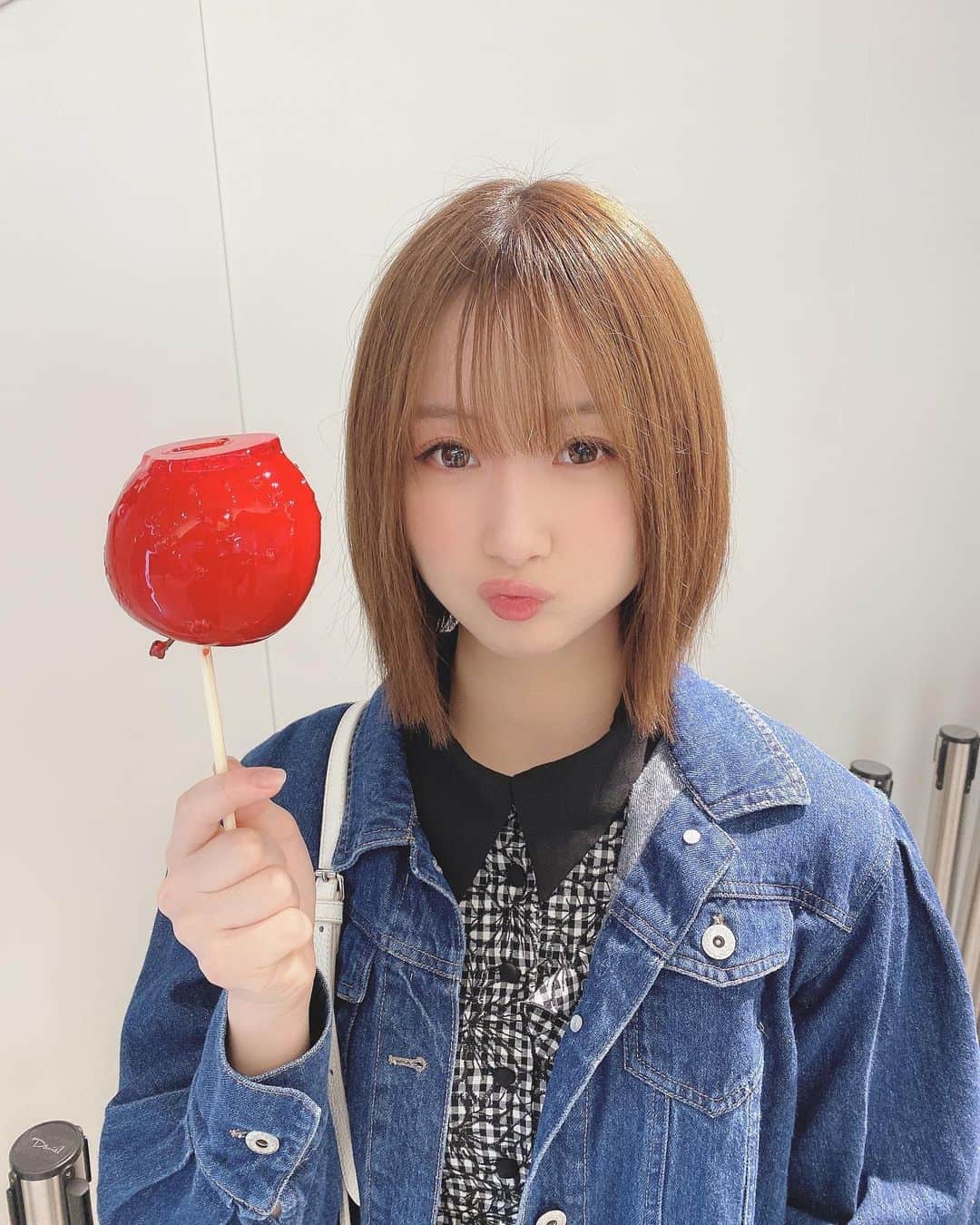 中野美来のインスタグラム：「梅田をトコトコ歩いてたらりんご飴発見❕🍎 ⁡ ⁡ ⁡ ⁡ ⁡ ⁡ 美味しかった〜☺️ ⁡ #4枚目と5枚目どうなってんねん」