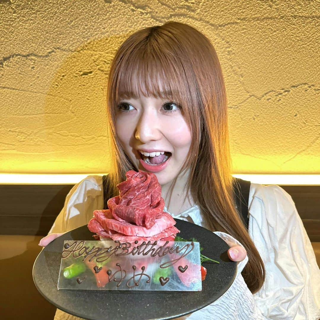 曽我部優芽さんのインスタグラム写真 - (曽我部優芽Instagram)「🍰🩷 ⁡ ⁡ だいぶ前になってしまったけど、、🥹 ⁡ ゆにゃーにゃーがバースデーサプライズをしてくれました😭🫶 わたしが大好きなお肉！のケーキ！😳🍖 最高の友達😭😭😭🐱🐧🐱 ⁡ みんな、、𝑩𝑰𝑮 𝑳𝑶𝑽𝑬______ ⁡ ⁡ #🦑#ゆめゆにゃーにゃー#birthday」5月13日 20時18分 - _yume_s