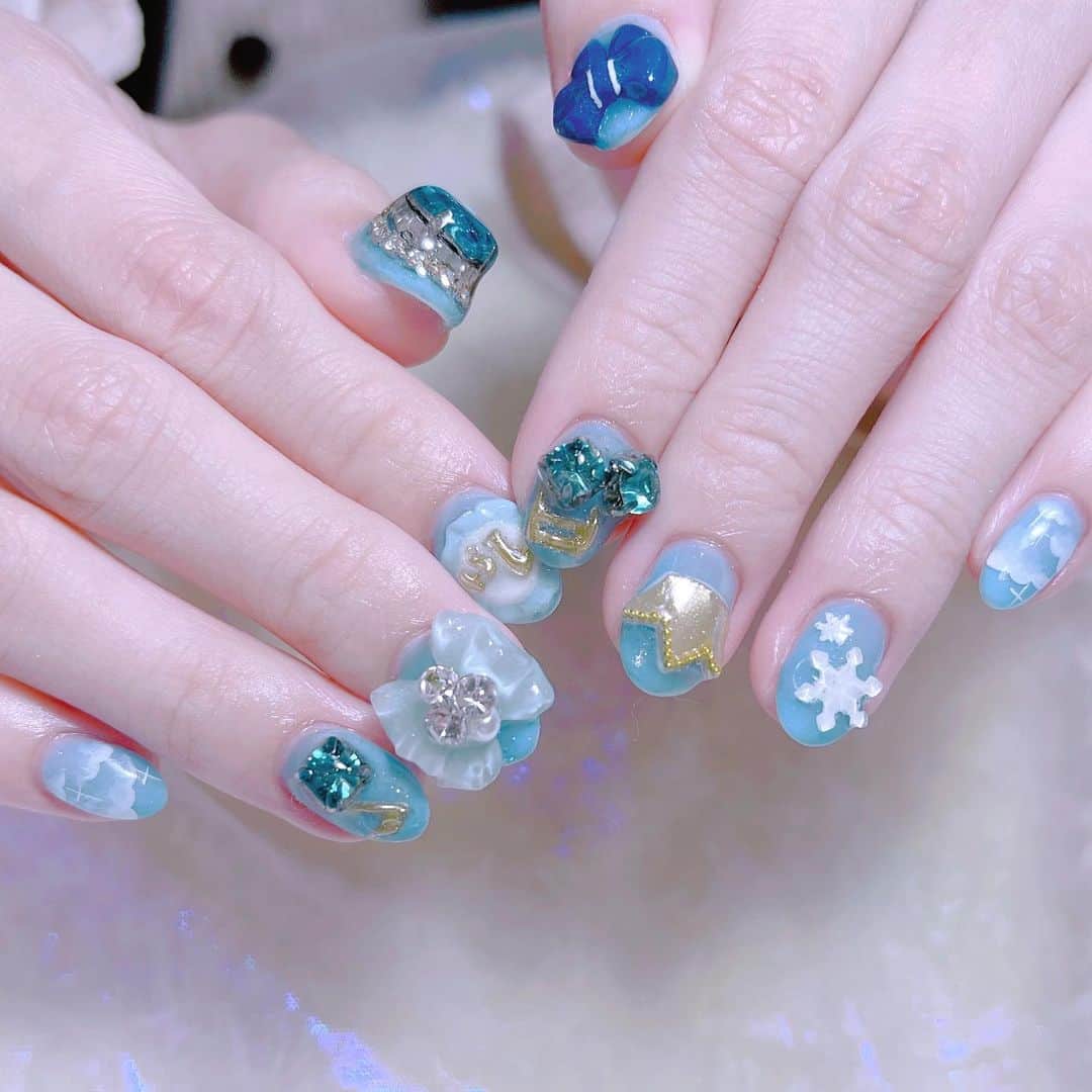 なかやまちえこのインスタグラム：「Blue❄️⠀ ⠀ @sarikin0 ちゃん⠀ @youmenosay ⠀ ⠀ #nail #nails #nailart #ネイル #美甲 #ネイルアート  #japanesenailart #manucure #japanesenails #manicurist #gelnails #أظافر #네일아트 #미용  #เพ้นท์เล็บ #artedeuñas #เพ้นท์เล็บเจล #ジェルネイルデザイン #ネイルデザイン #nagelkunst #かわいい #かわいいネイル #ゆめかわ #ゆめかわネイル @aby_sharenail」