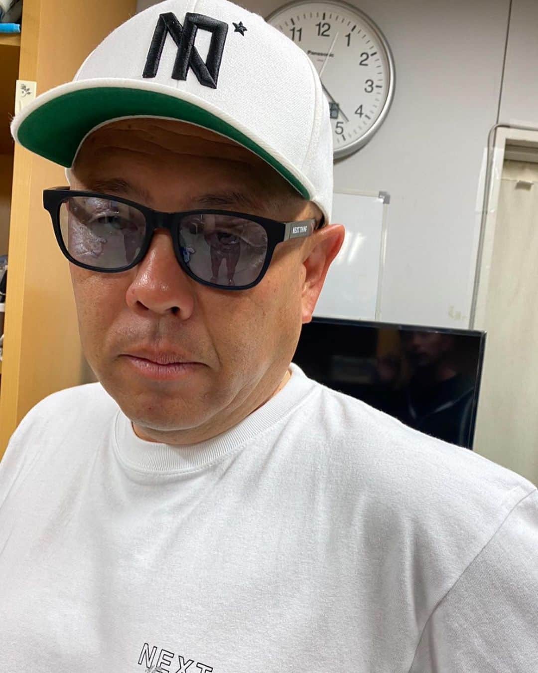 小田幸平のインスタグラム：「next thing10周年記念Tシャツからの 帽子、サングラスもnext thingづくし。 皆さんこれからもnext thing宜しくお願い致します🥺 #next thing#湊川誠隆#中日#ドラゴンズ#はげch#10周年」