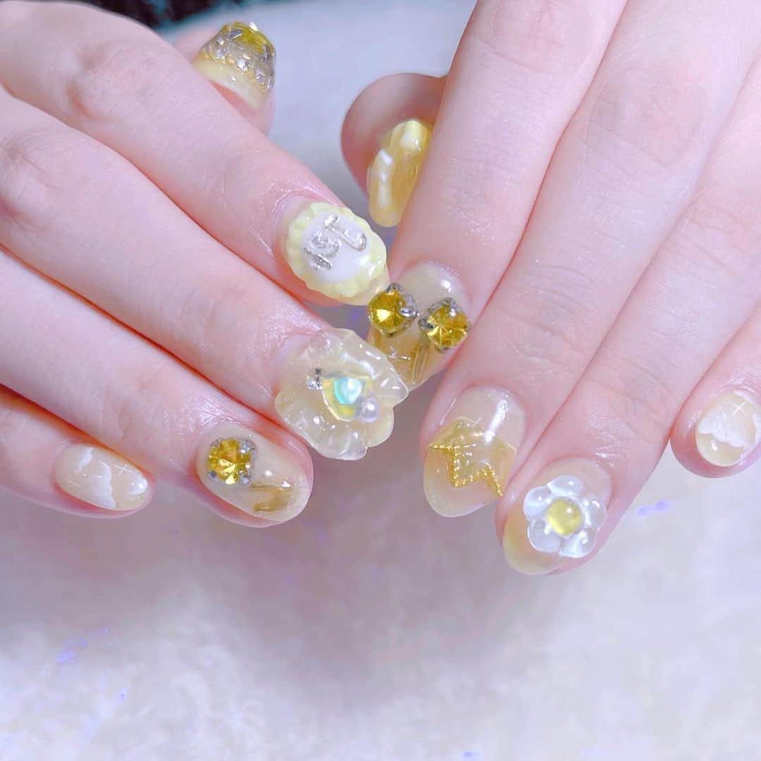 なかやまちえこさんのインスタグラム写真 - (なかやまちえこInstagram)「Yellow🌼⠀ ⠀ @cv_yuma_ ちゃん⠀ @youmenosay ⠀ ⠀ #nail #nails #nailart #ネイル #美甲 #ネイルアート  #japanesenailart #manucure #japanesenails #manicurist #gelnails #أظافر #네일아트 #미용  #เพ้นท์เล็บ #artedeuñas #เพ้นท์เล็บเจล #ジェルネイルデザイン #ネイルデザイン #nagelkunst #かわいい #かわいいネイル #ゆめかわ #ゆめかわネイル @aby_sharenail」5月13日 20時13分 - chiekonakayama