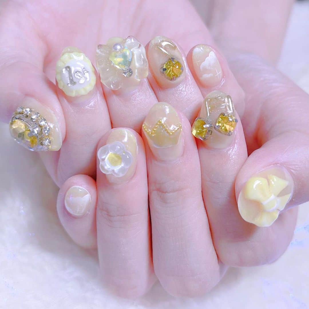 なかやまちえこのインスタグラム：「Yellow🌼⠀ ⠀ @cv_yuma_ ちゃん⠀ @youmenosay ⠀ ⠀ #nail #nails #nailart #ネイル #美甲 #ネイルアート  #japanesenailart #manucure #japanesenails #manicurist #gelnails #أظافر #네일아트 #미용  #เพ้นท์เล็บ #artedeuñas #เพ้นท์เล็บเจล #ジェルネイルデザイン #ネイルデザイン #nagelkunst #かわいい #かわいいネイル #ゆめかわ #ゆめかわネイル @aby_sharenail」