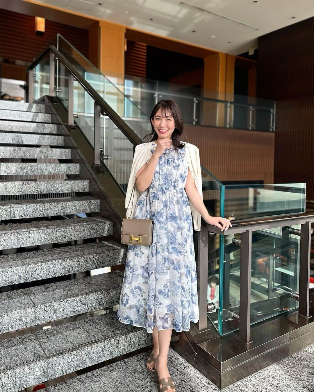shizuka.watanabeさんのインスタグラム写真 - (shizuka.watanabeInstagram)「先日のHotel loungeにて♪  @anayi_official のワンピース🫶 美しく華やかそしてエレガントなブランドのANAYI  大人で洗礼されたイメージにピッタリのワンピースだよ♡♡♡  今日は母の日前でうっかり昼寝してたら まさかのドッキリに号泣に忙しい寝起きだった❣️  嬉しいサプライズも受けて 今日は感動して何も出来なさそうだーって言ってたら外食にしてくれて嬉しい🧡  たらふく食べてきまーす🤤  #anayi #アナイ　#onepiece #ワンピース　#hotels #hotellounge」5月13日 20時13分 - shizuka.watanabe