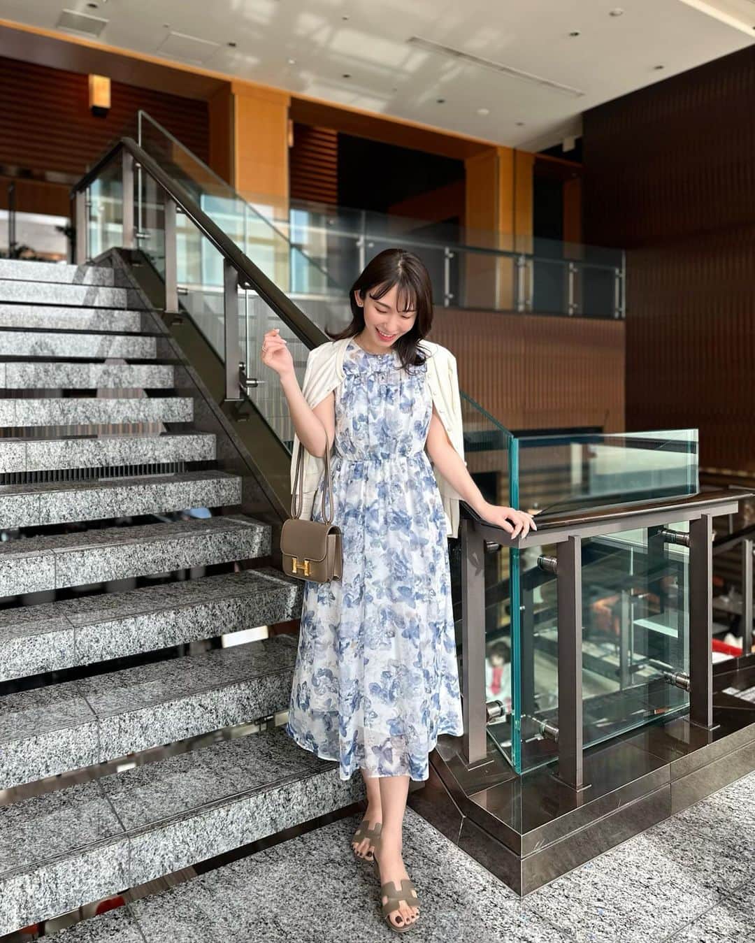 shizuka.watanabeさんのインスタグラム写真 - (shizuka.watanabeInstagram)「先日のHotel loungeにて♪  @anayi_official のワンピース🫶 美しく華やかそしてエレガントなブランドのANAYI  大人で洗礼されたイメージにピッタリのワンピースだよ♡♡♡  今日は母の日前でうっかり昼寝してたら まさかのドッキリに号泣に忙しい寝起きだった❣️  嬉しいサプライズも受けて 今日は感動して何も出来なさそうだーって言ってたら外食にしてくれて嬉しい🧡  たらふく食べてきまーす🤤  #anayi #アナイ　#onepiece #ワンピース　#hotels #hotellounge」5月13日 20時13分 - shizuka.watanabe