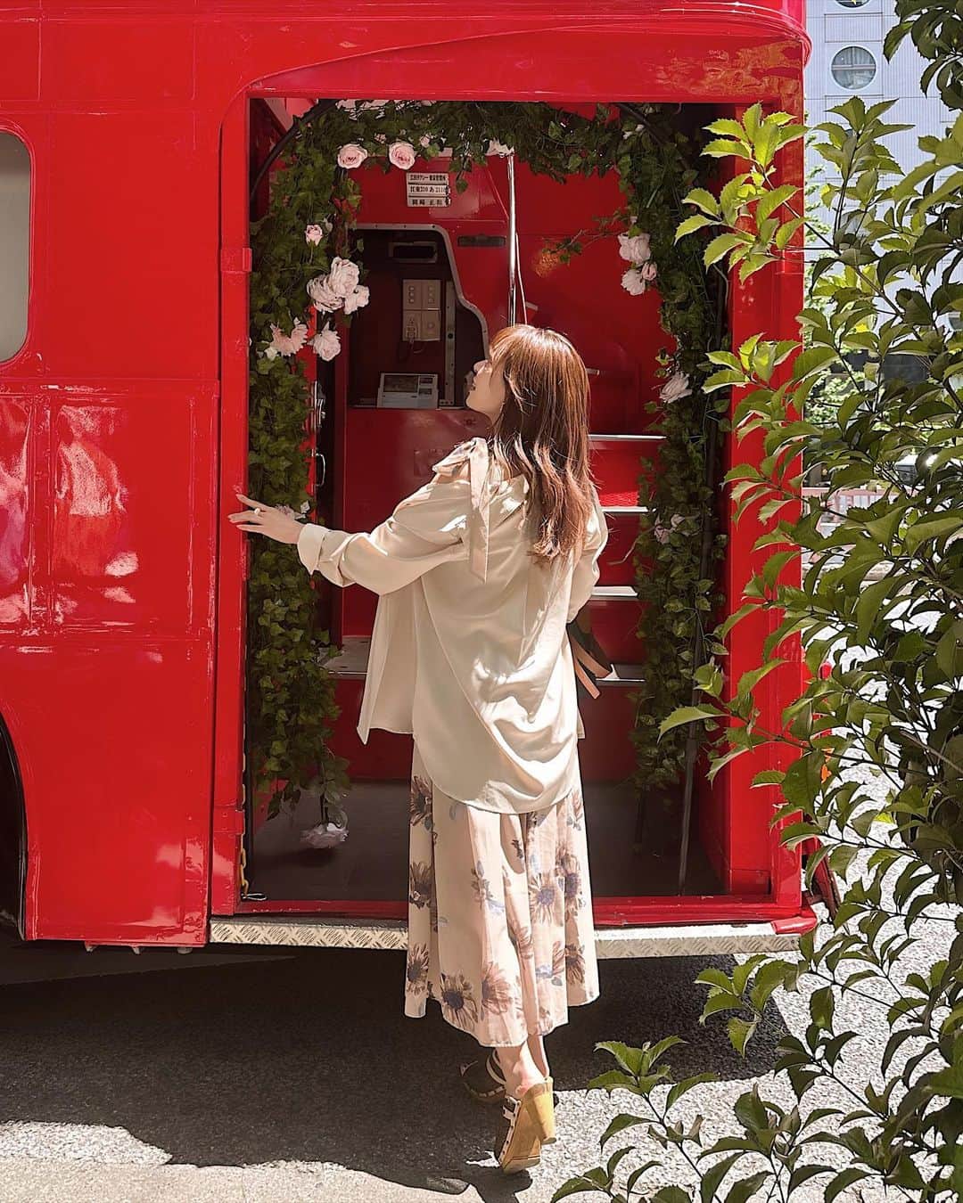 Yuuki mimuraのインスタグラム：「🚌❤️💐  . この前のアフタヌーンティーバスの 撮影に参加した時のお洋服…👗🤍💫  . ちょっとまだ寒かったけど 今年もたくさん着る予定のワンピース💐 大好き…😌🏹  . #hlt#herlipto#herlipto好きな人と繋がりたい #afternoontea#ootd #ootdfashion」